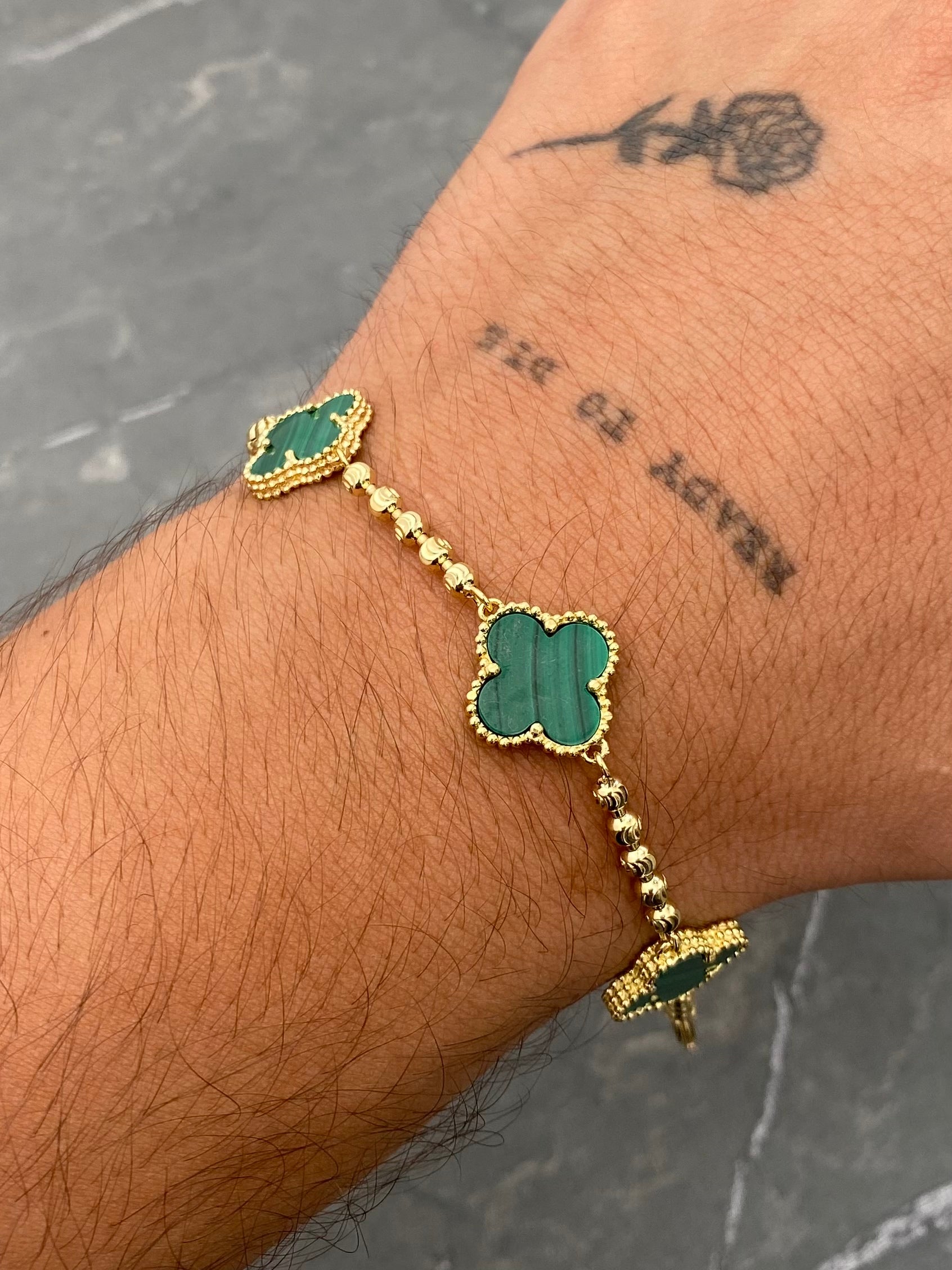 Pulso Lucky Clover Piedra Verde 10.5gr / 17.5cm / 14mm — Oro Amarillo