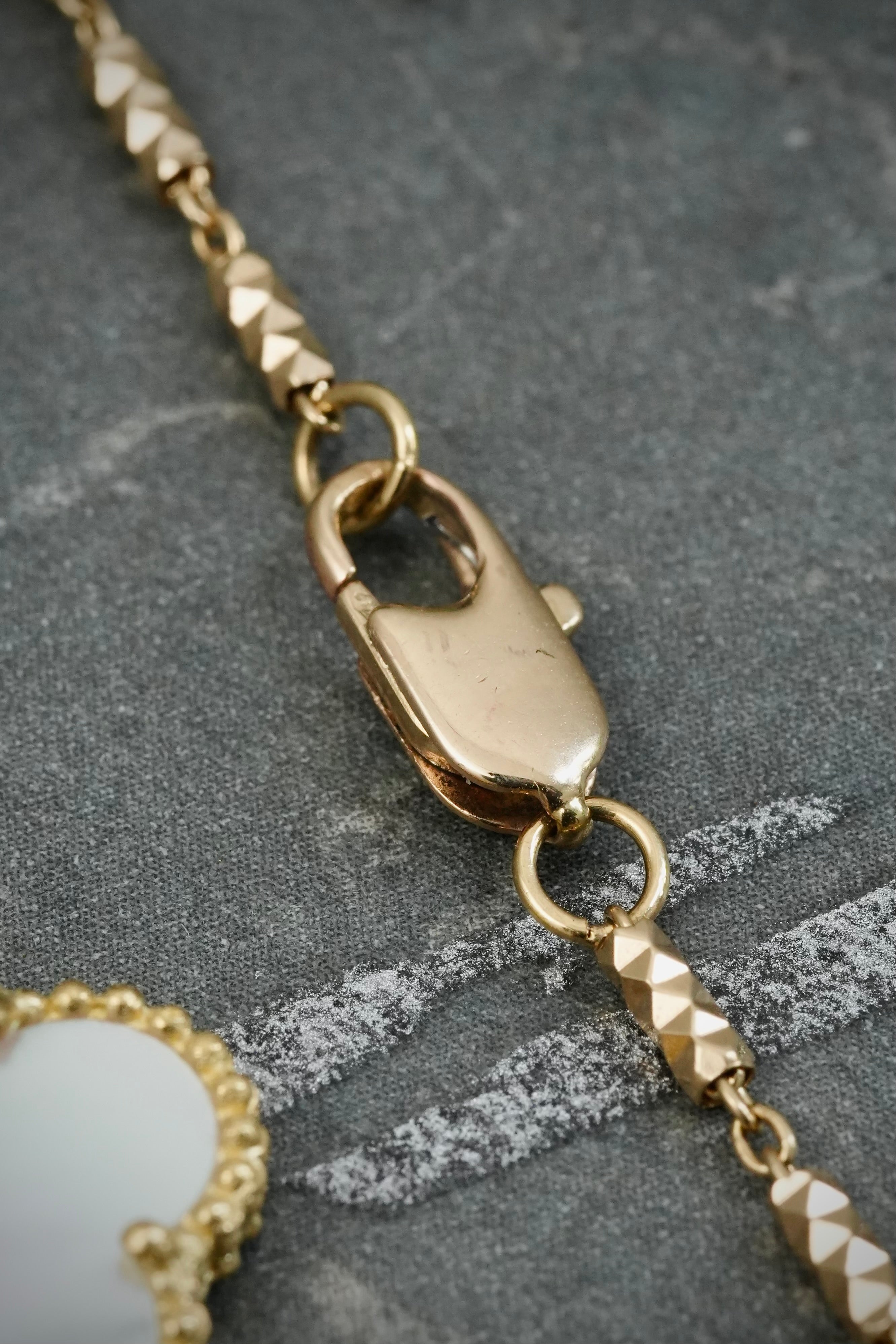 Pulso Lucky Clover Piedra Blanca y Negra 7.9gr / 19cm / 14mm — Oro Amarillo