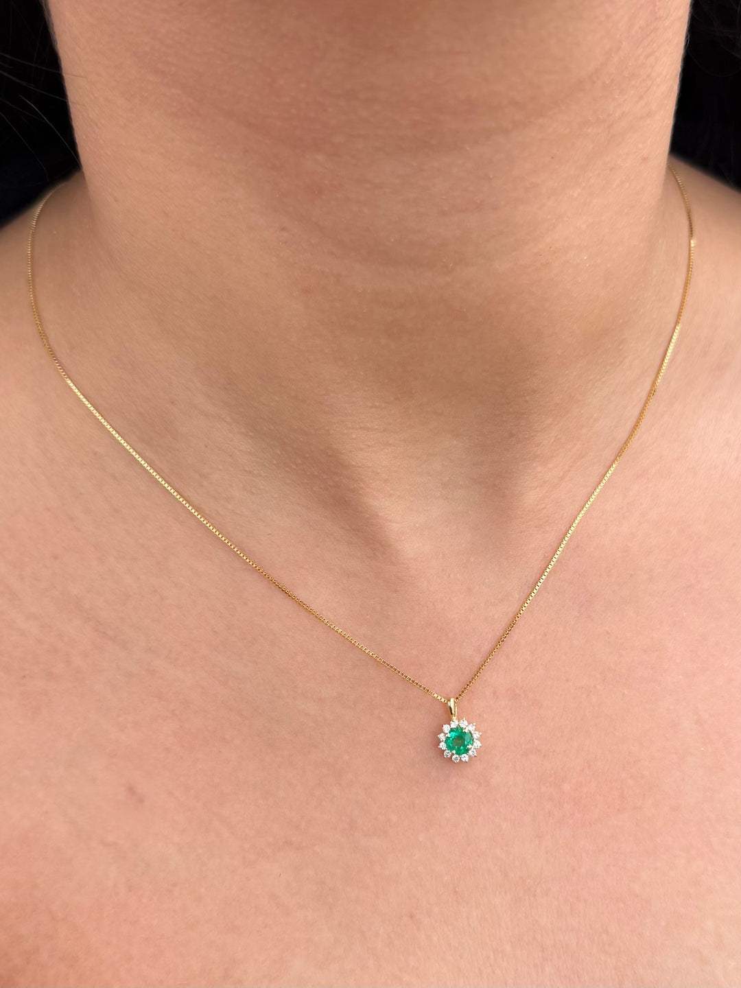 Dije con 25.5pts de Esmeralda y 12pts de Diamantes 0.7gr / 1.1cm / 7.9mm — Oro Amarillo