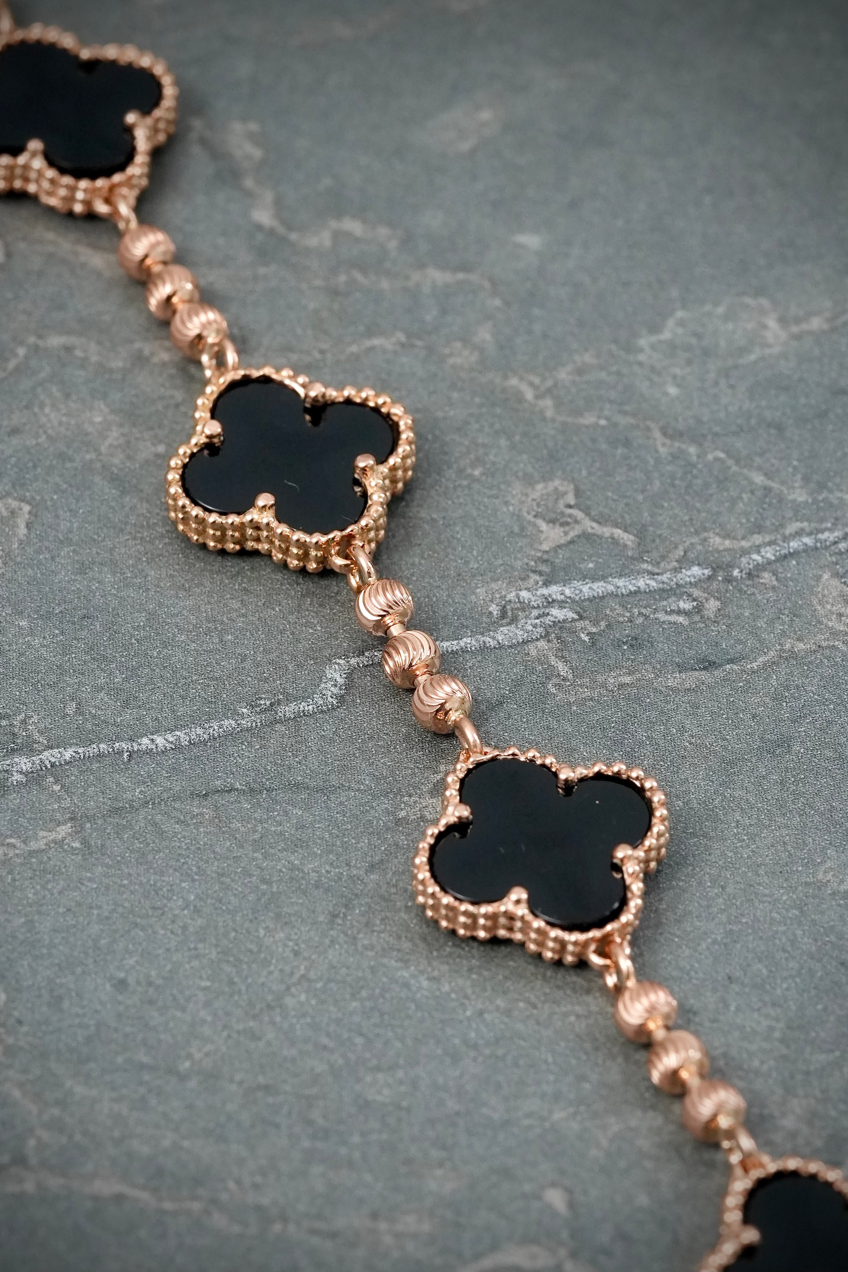 Pulso Lucky Clover Piedra Negra 10.15gr / 19cm / 14mm — Oro Rosado