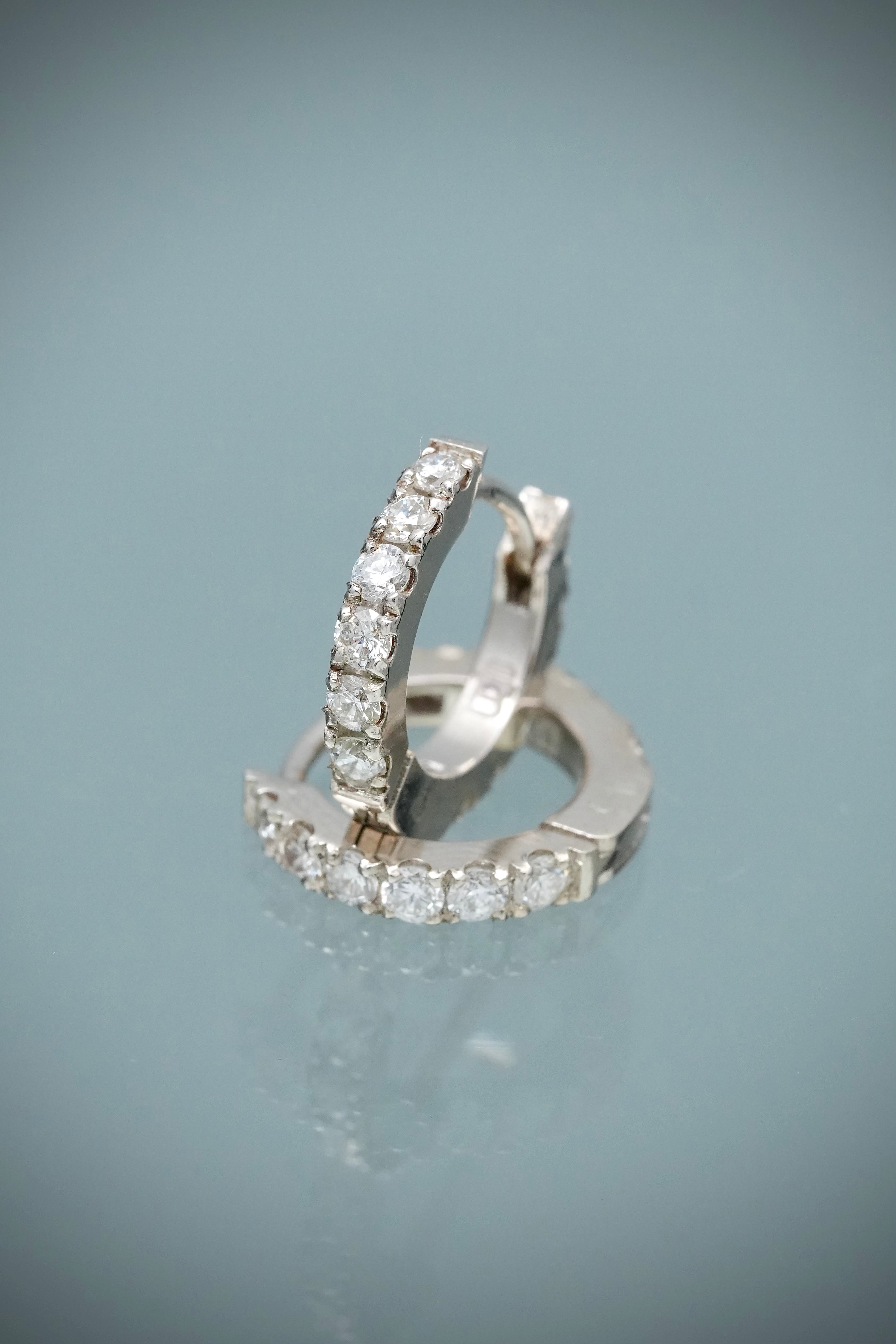 Candongas con 40pts de diamantes 2.6gr / Largo 1.1cm / Oro Blanco (Joya) B