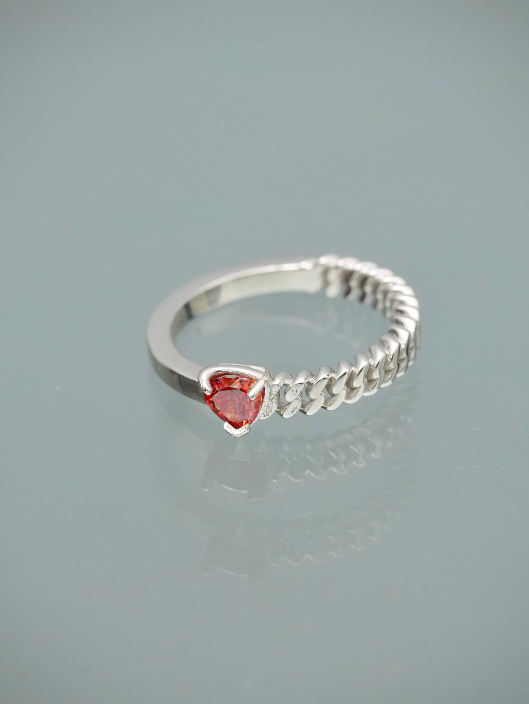 Solitario corazon con 25pts de moissanita 2.8gr / TALLA 4 1/2 — Oro Blanco