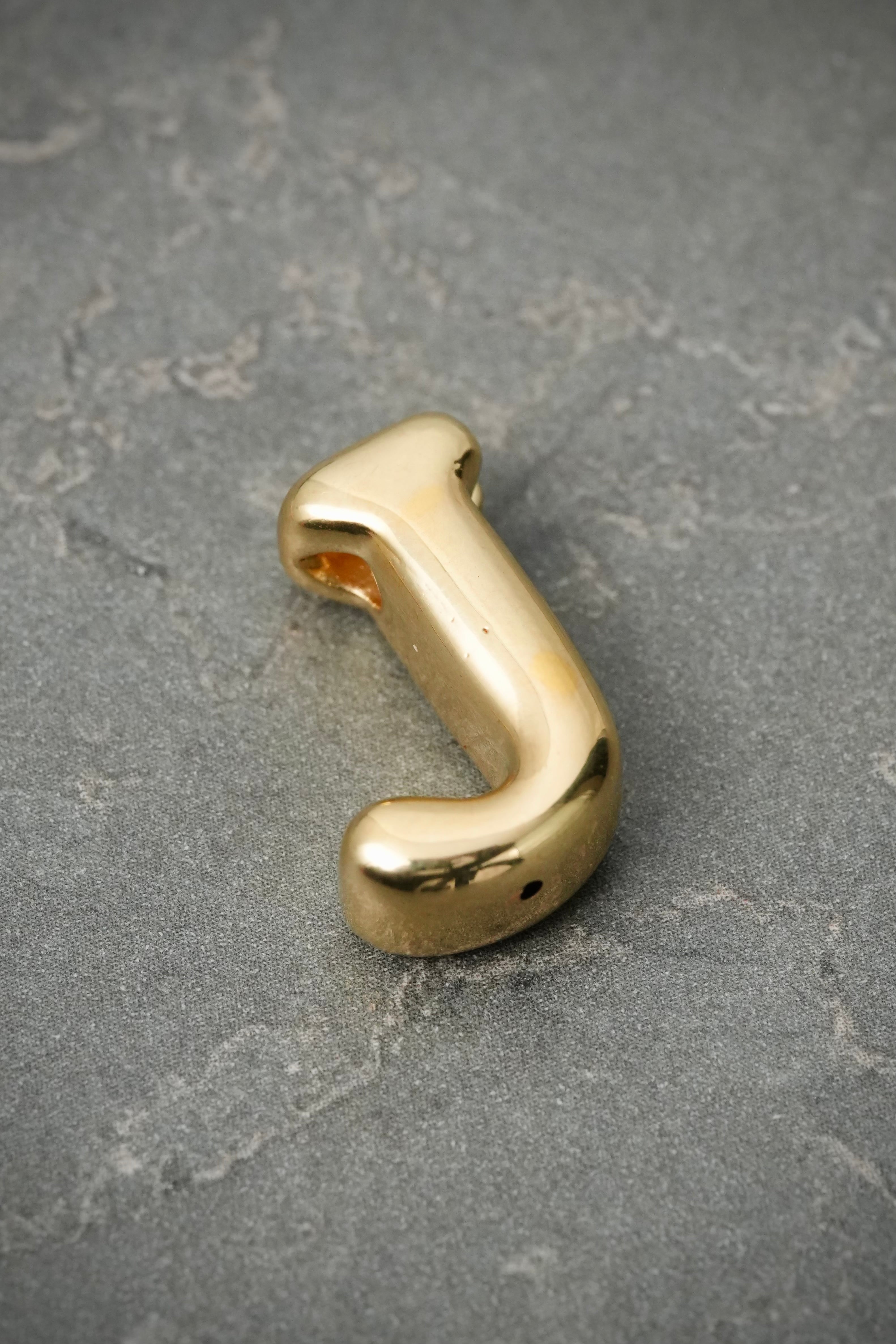 Dije Letra J 0.6gr / 1.8cm / 14.1mm — Oro Amarillo