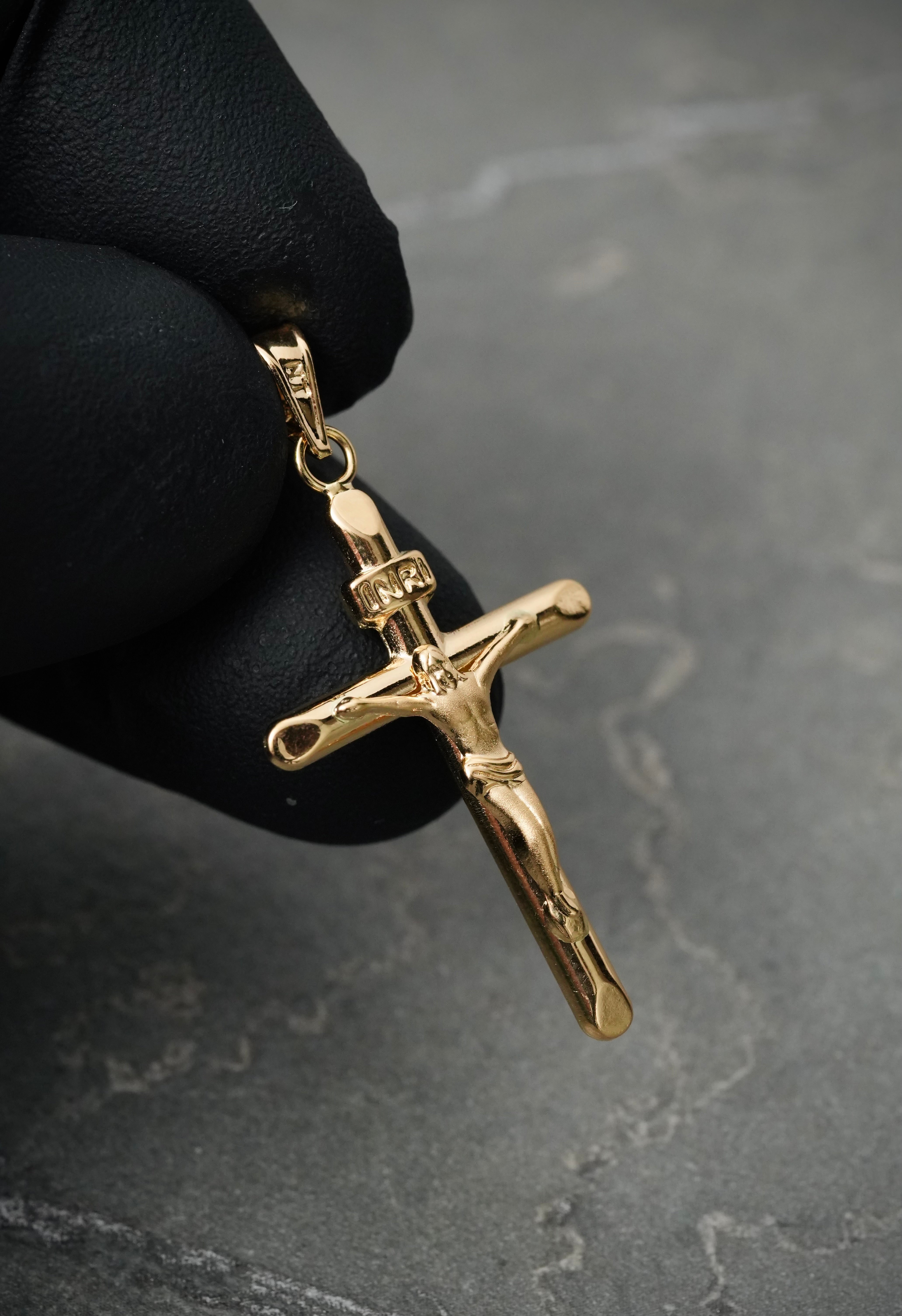 Dije cruz con cristo 1.1gr / Largo 3.3cm — Oro Amarillo