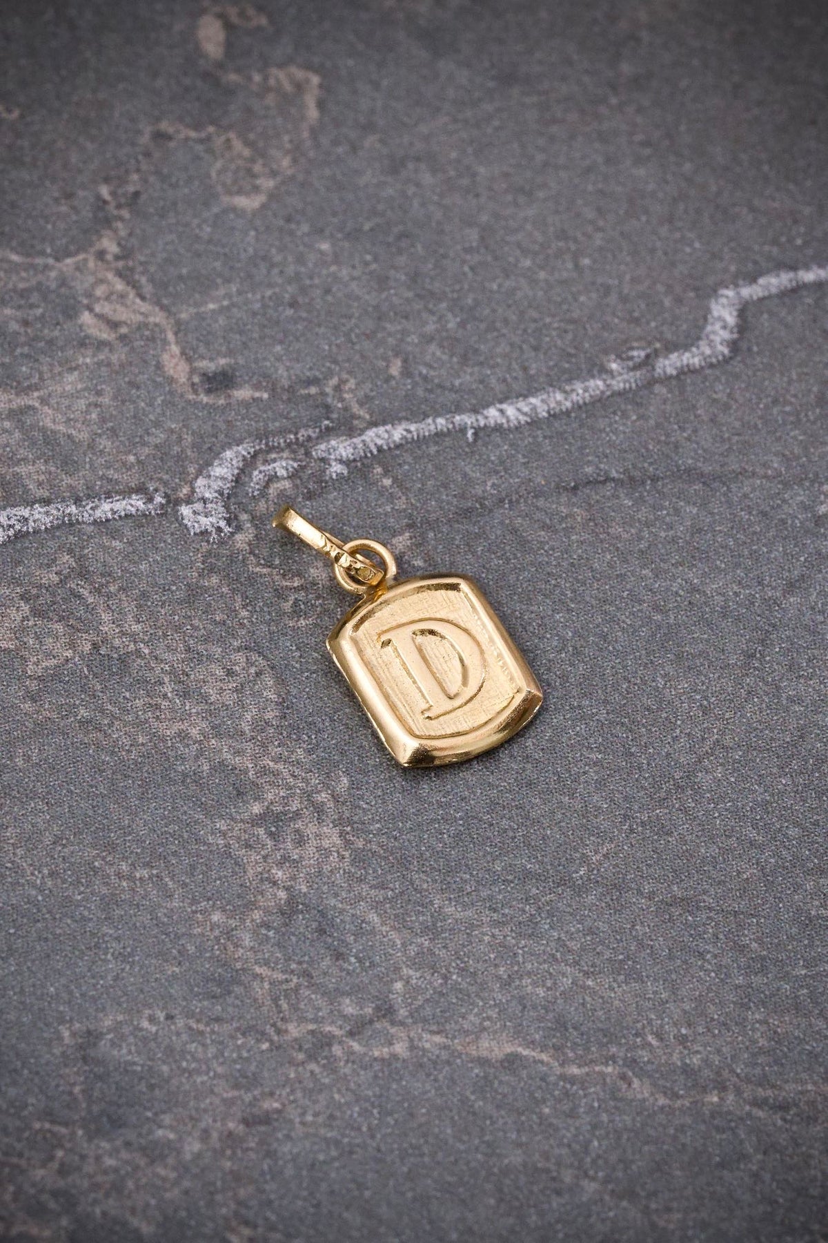 Dije Letra D 0.3gr / 1.4cm / 6mm — Oro Amarillo