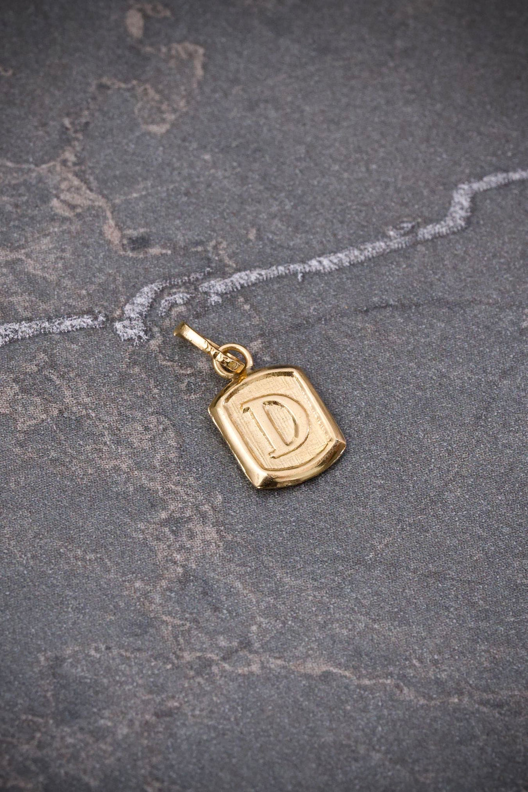 Dije Letra D 0.3gr / 1.4cm / 6mm — Oro Amarillo