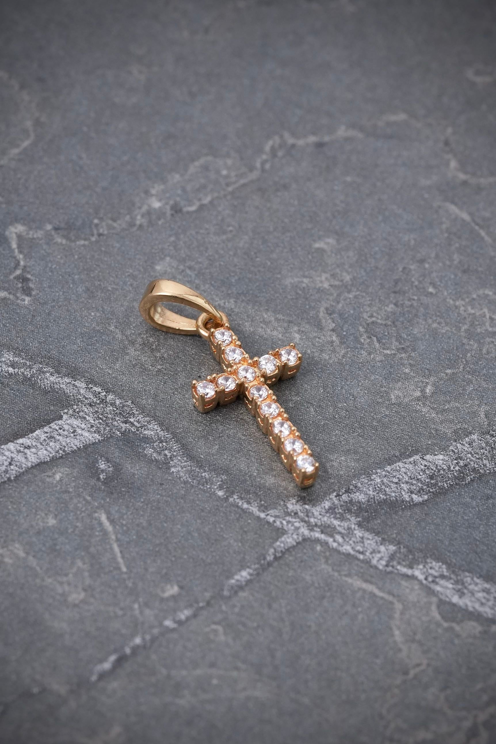 Dije cruz con swarovski blanco 1.35gr / Largo 2.3cm / Oro Amarillo Nac B