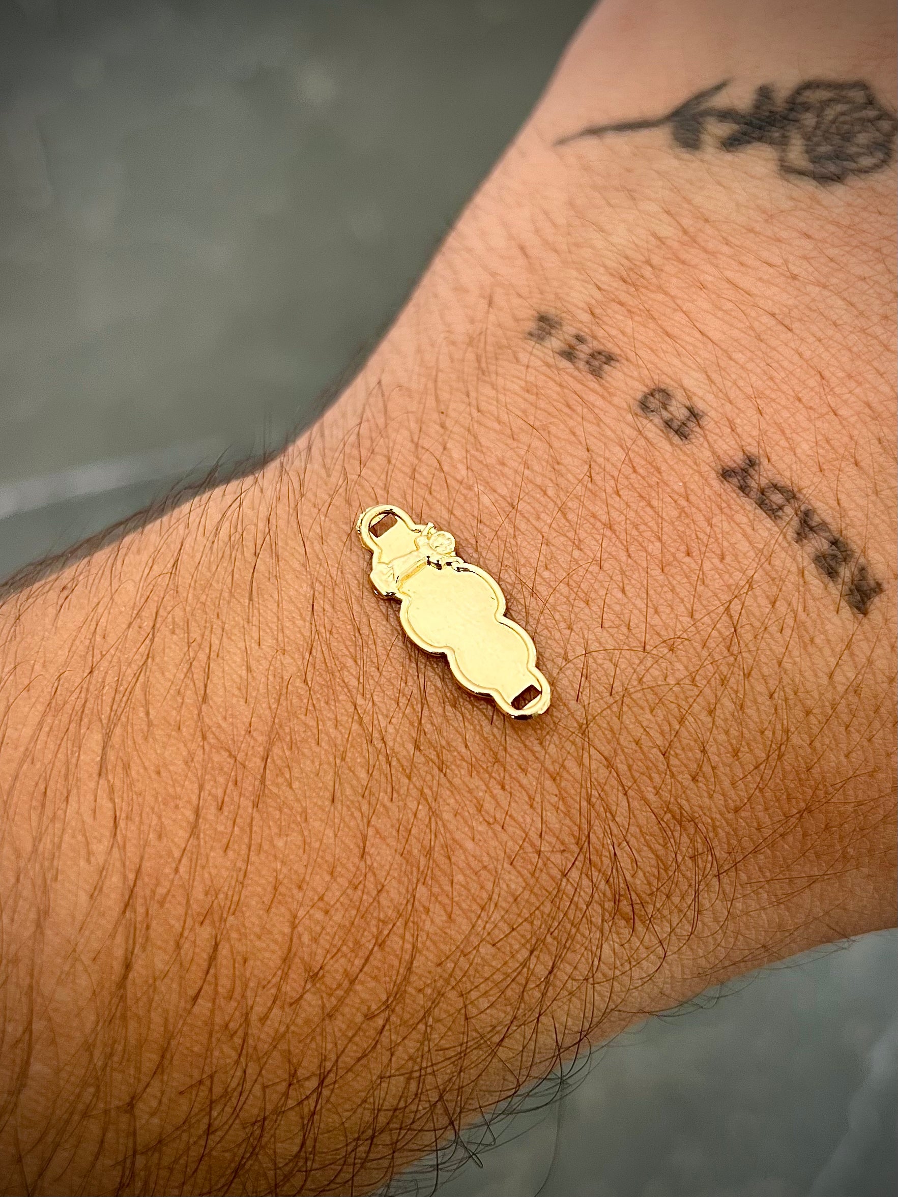 Herraje placa divino niño 0.35gr / Largo 2.2cm — Oro Amarillo