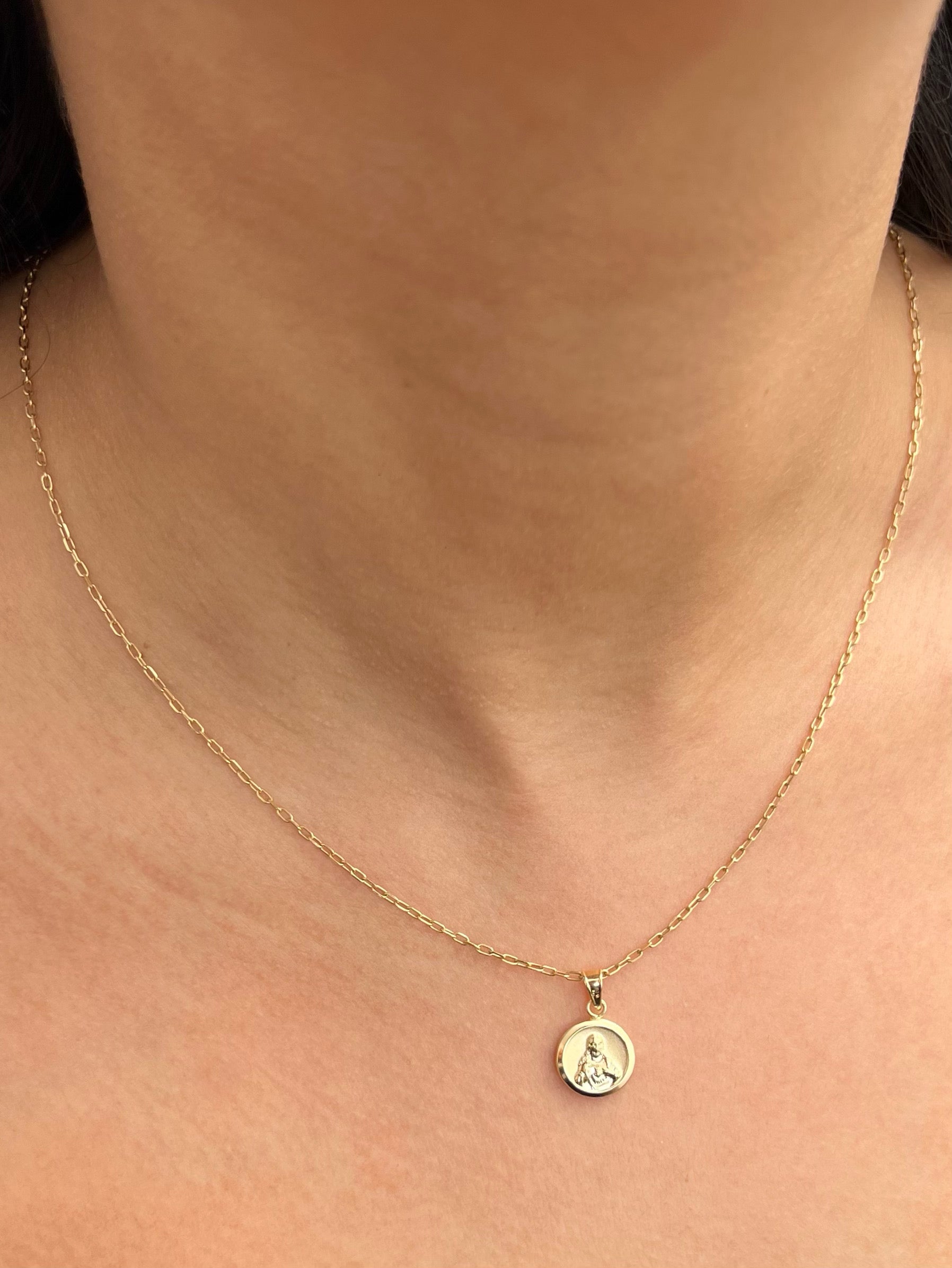 Dije de corazon de jesus y virgen del carmen 0.6gr / Largo 1.9cm / Oro Amarillo Nac B