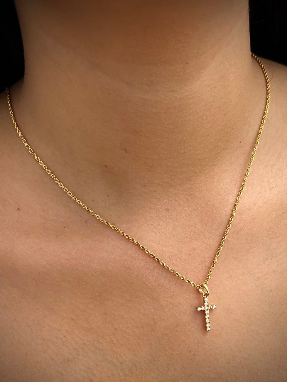 Dije cruz con swarovski blanco 1.35gr / Largo 2.3cm / Oro Amarillo Nac B