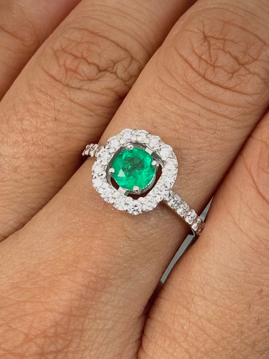 Solitario con 53pts de esmeralda y 56pts de diamantes 2.8gr / Talla 5 — Oro Blanco
