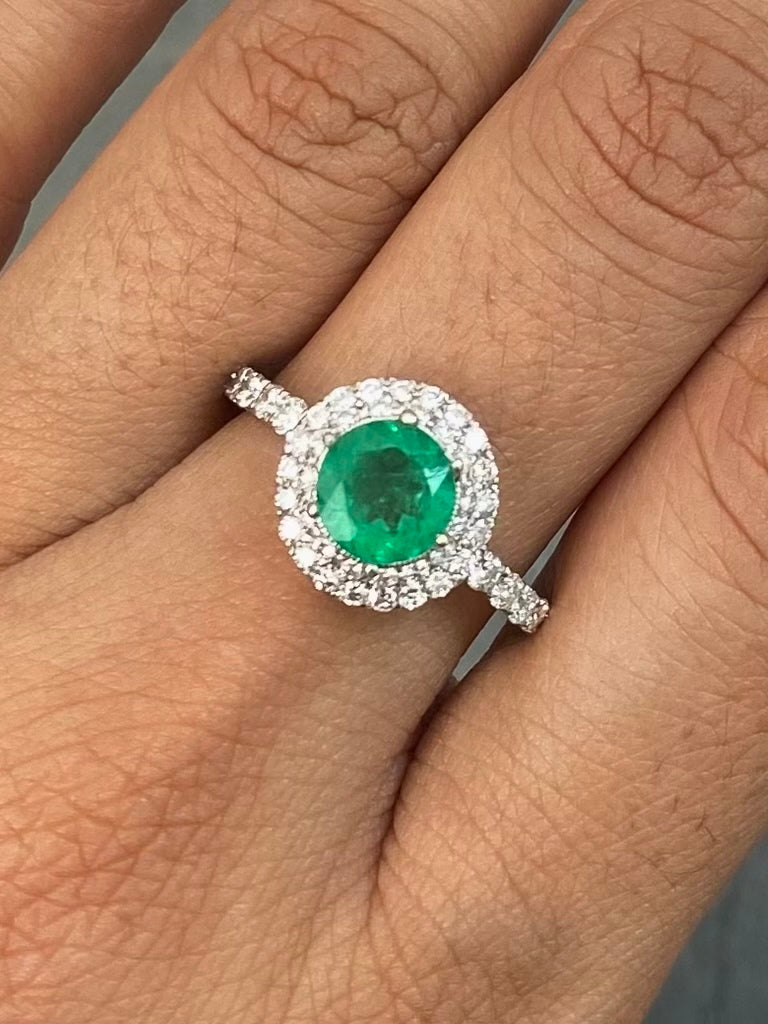 Solitario con 98pts de esmeralda y 130pts de diamantes 4.65gr / Talla 7 — Oro Blanco