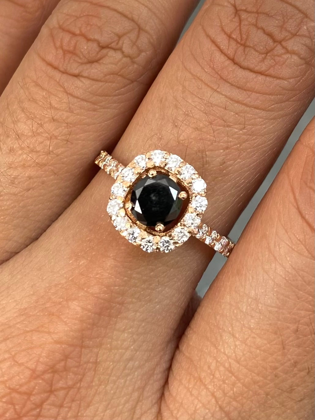 Solitario con 63pts de diamante negro y 56pts de diamante blanco 3gr / Talla 7 1/4 — Oro Rosado