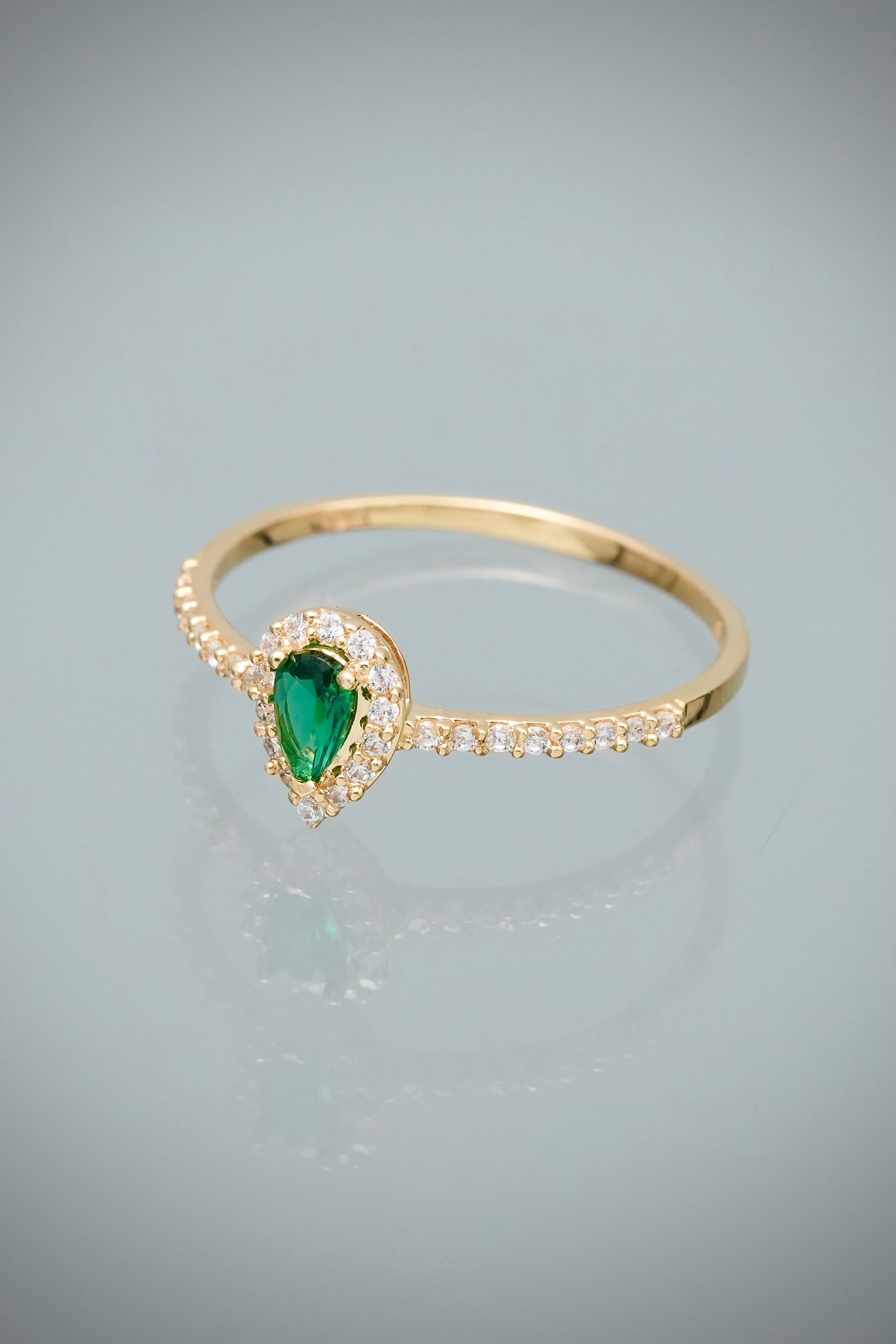 Anillo Gota con Swarovski Verde y Blanco 1.3gr / Talla 7 1/4 — Oro Amarillo