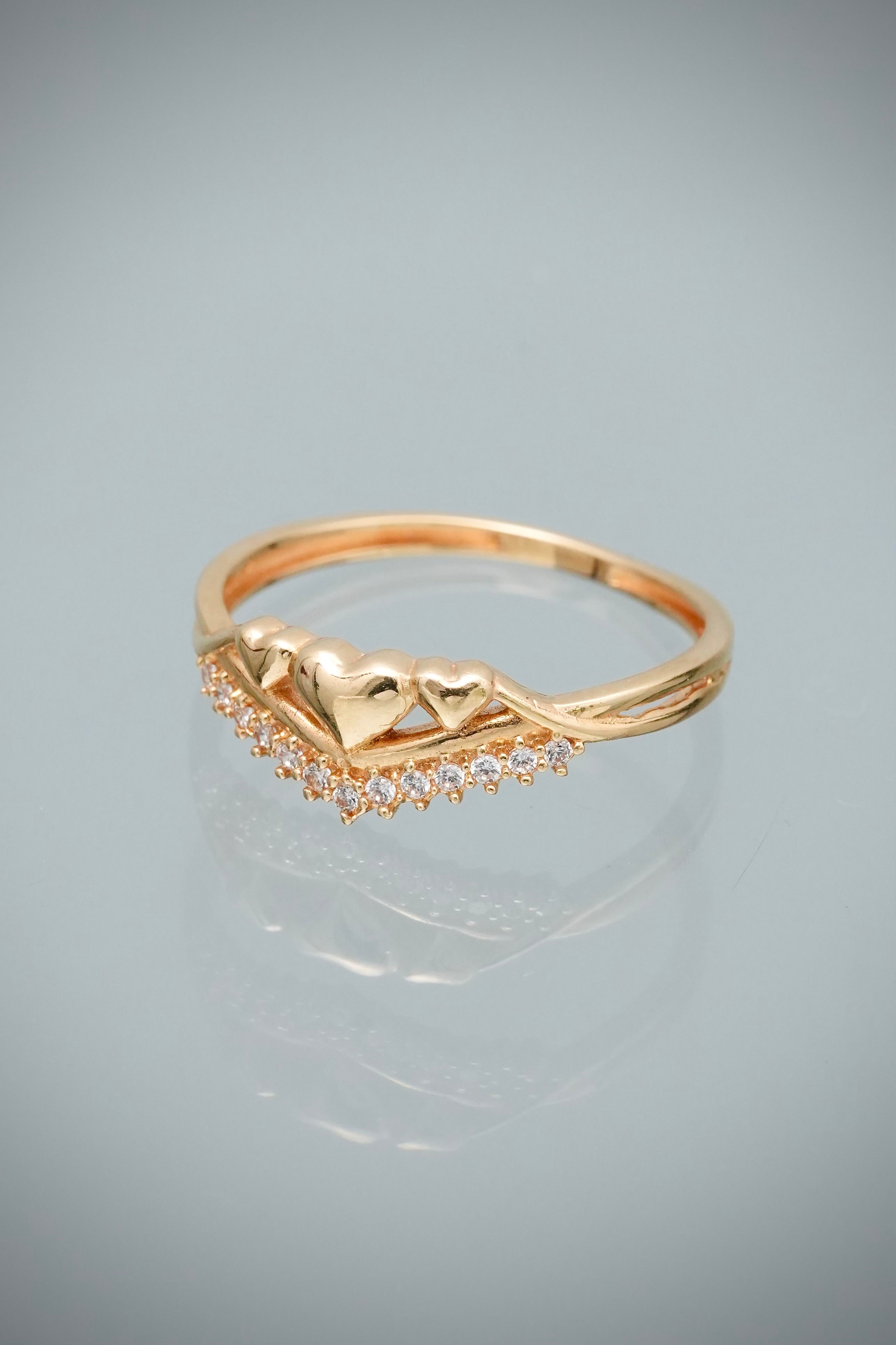 Anillo Corazones con Swarovski Blanco 1.6gr / Talla 5 3/4 — Oro Amarillo