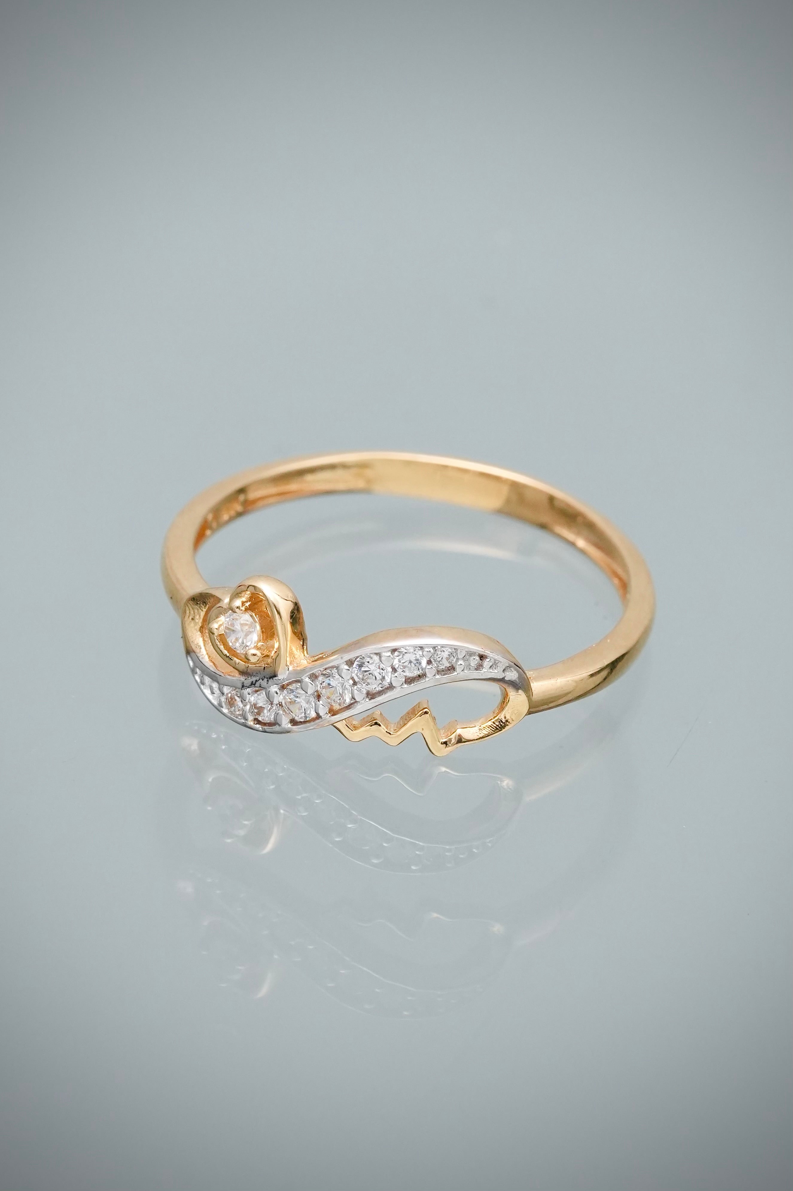 Anillo con Swarovski Blanco 1.6gr / Talla 6 3/4 — Oro Amarillo