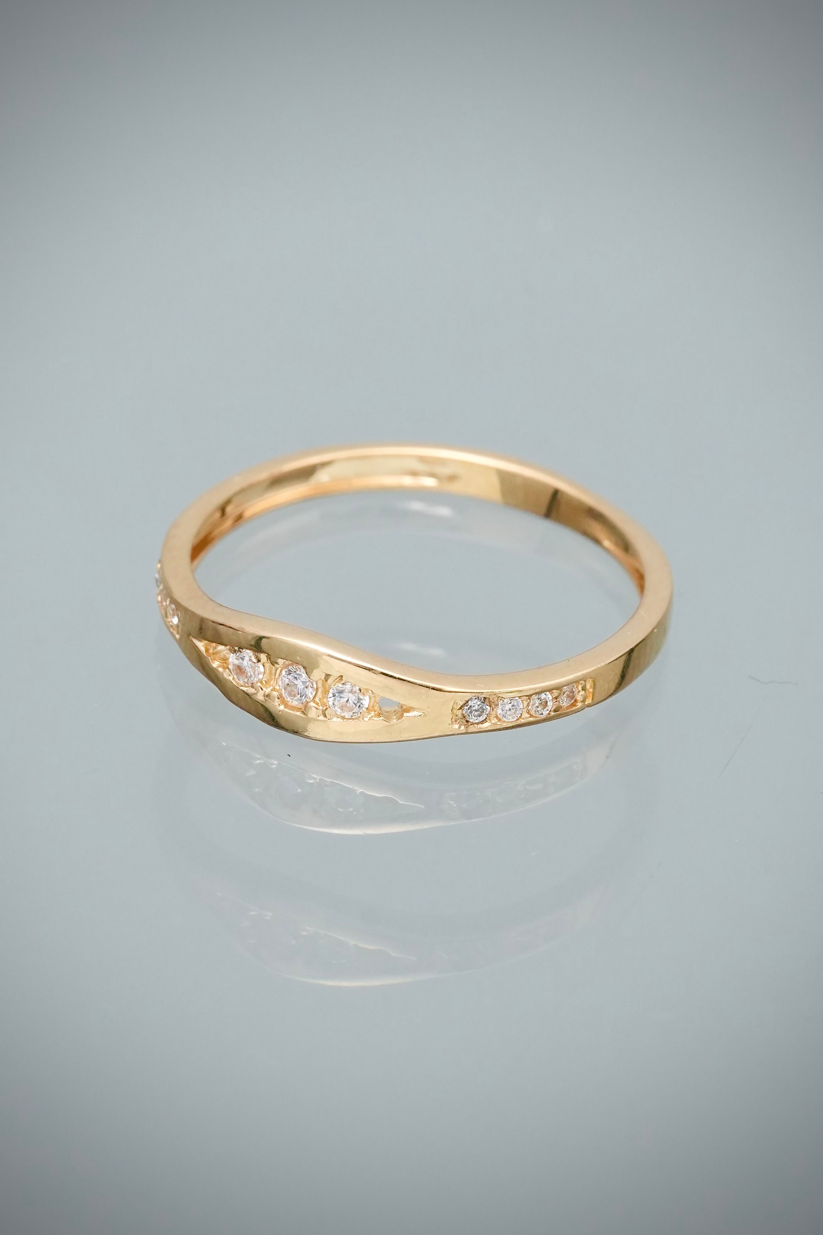 Anillo con Swarovski Blanco 1.55gr / Talla 6 3/4 — Oro Amarillo