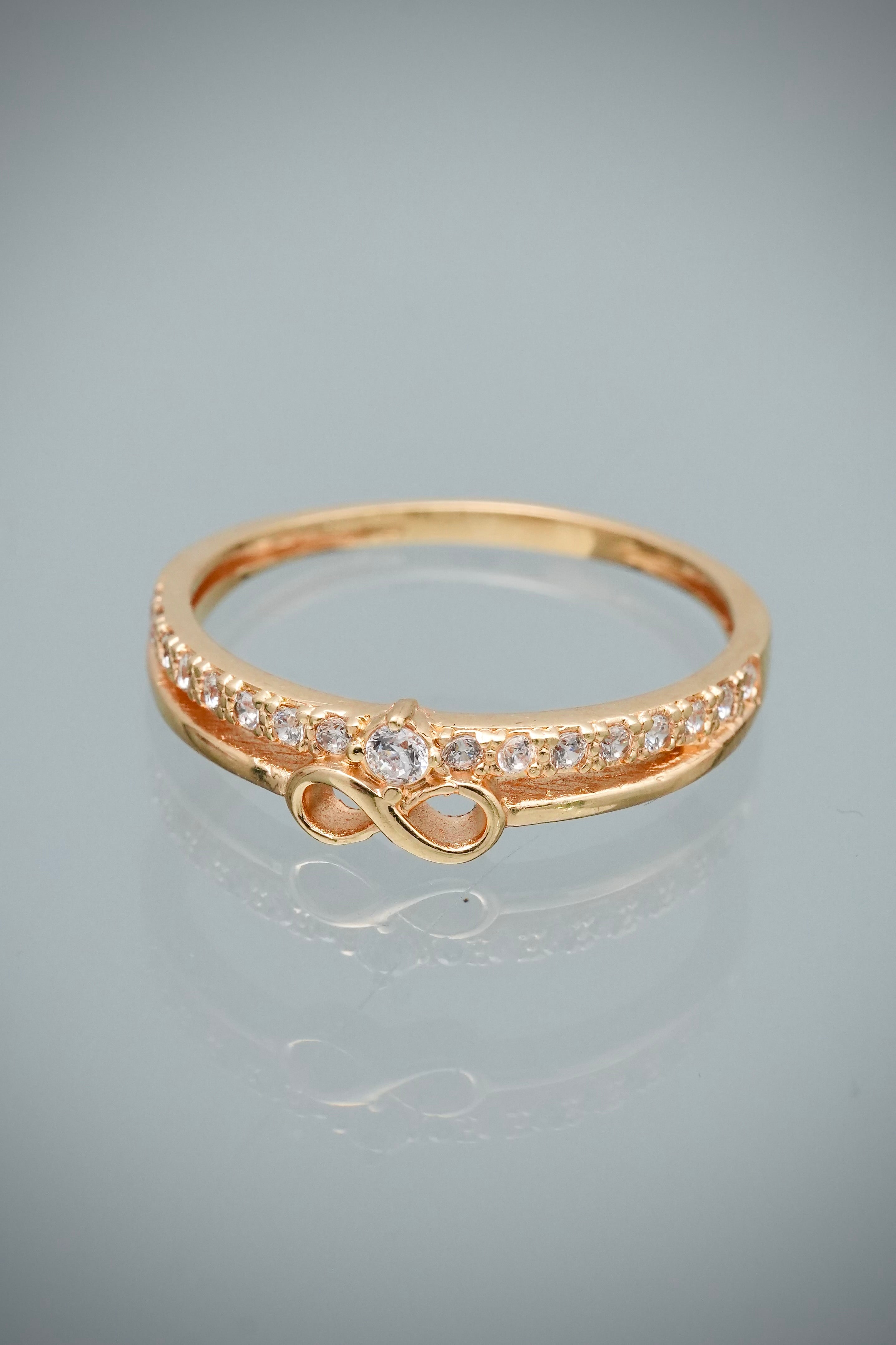 Anillo Infinito con Swarovski Blanco 2.1gr / Talla 7 — Oro Amarillo