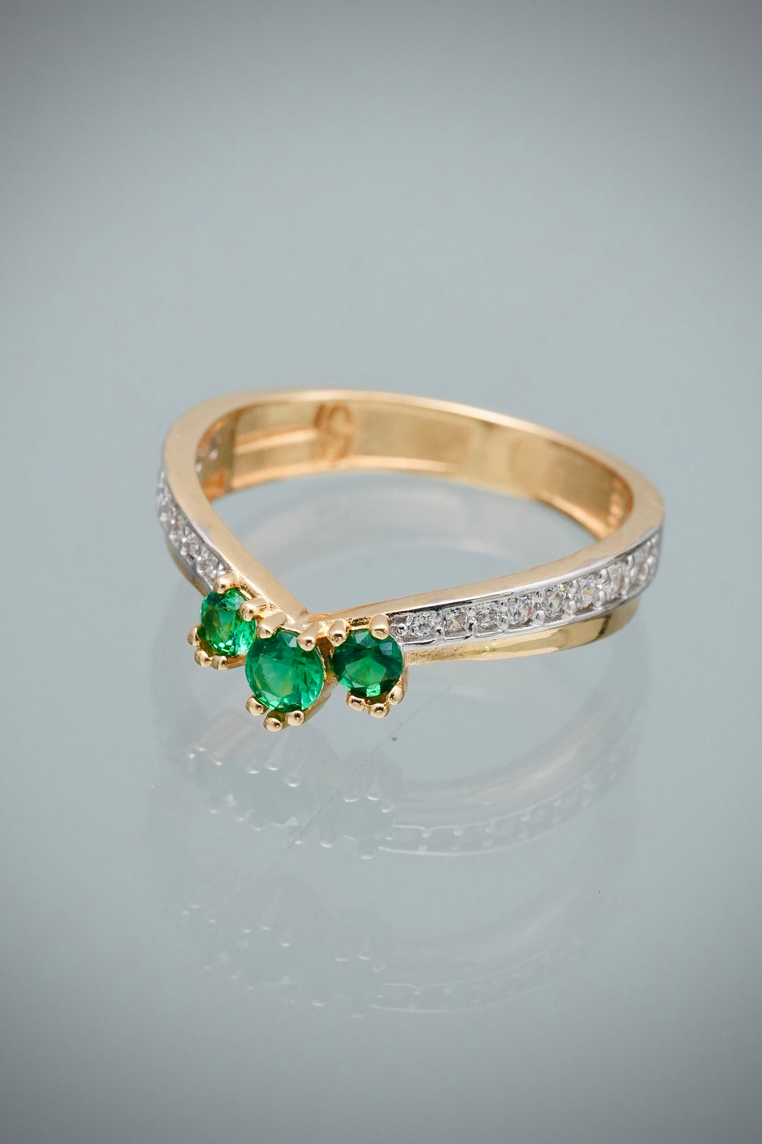 Anillo con Swarovski Verde y Blanco 2.25gr / Talla 5 — Oro Amarillo