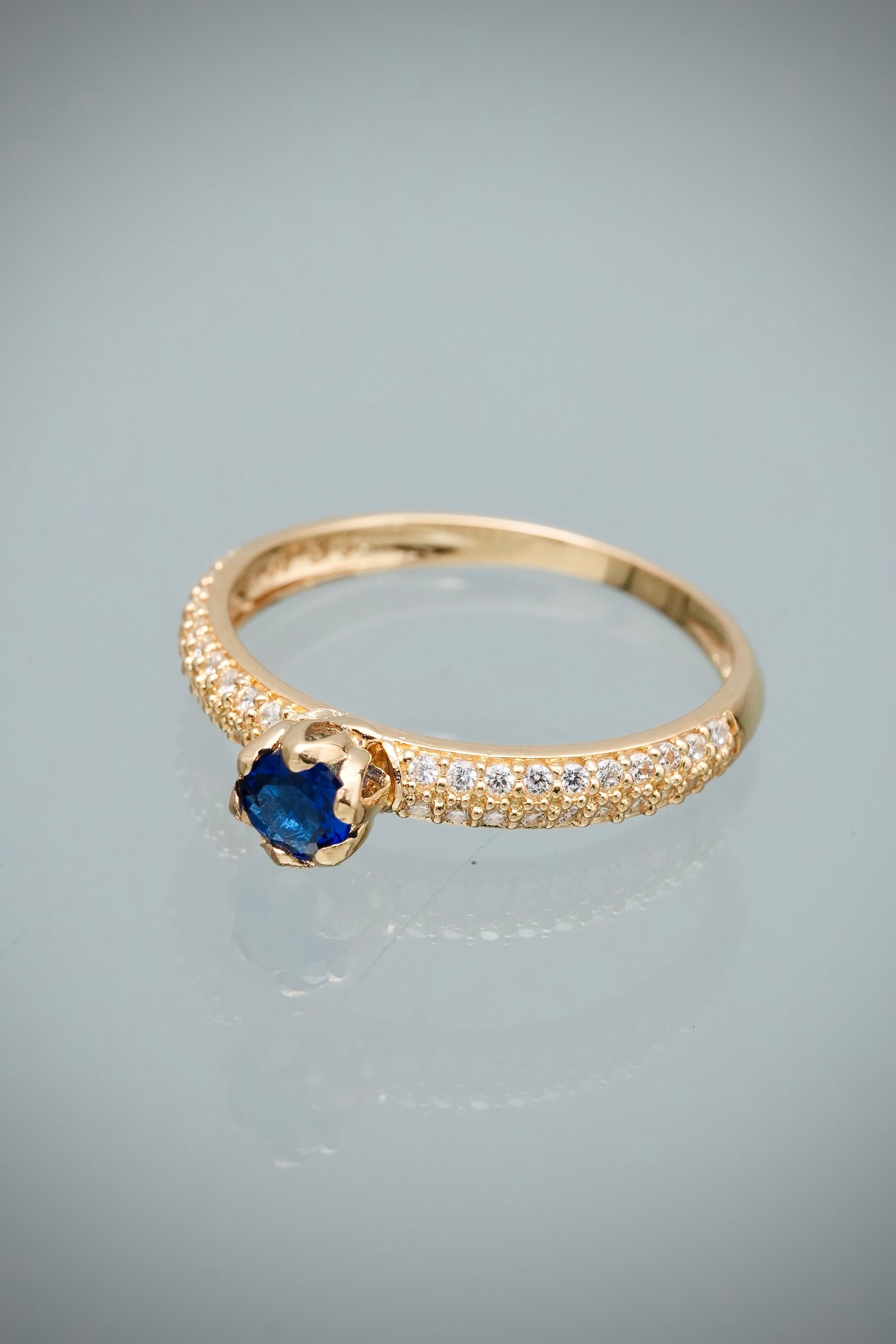 Solitario con Swarovski Azul y Blanco 1.7gr / Talla 6 3/4 — Oro Amarillo