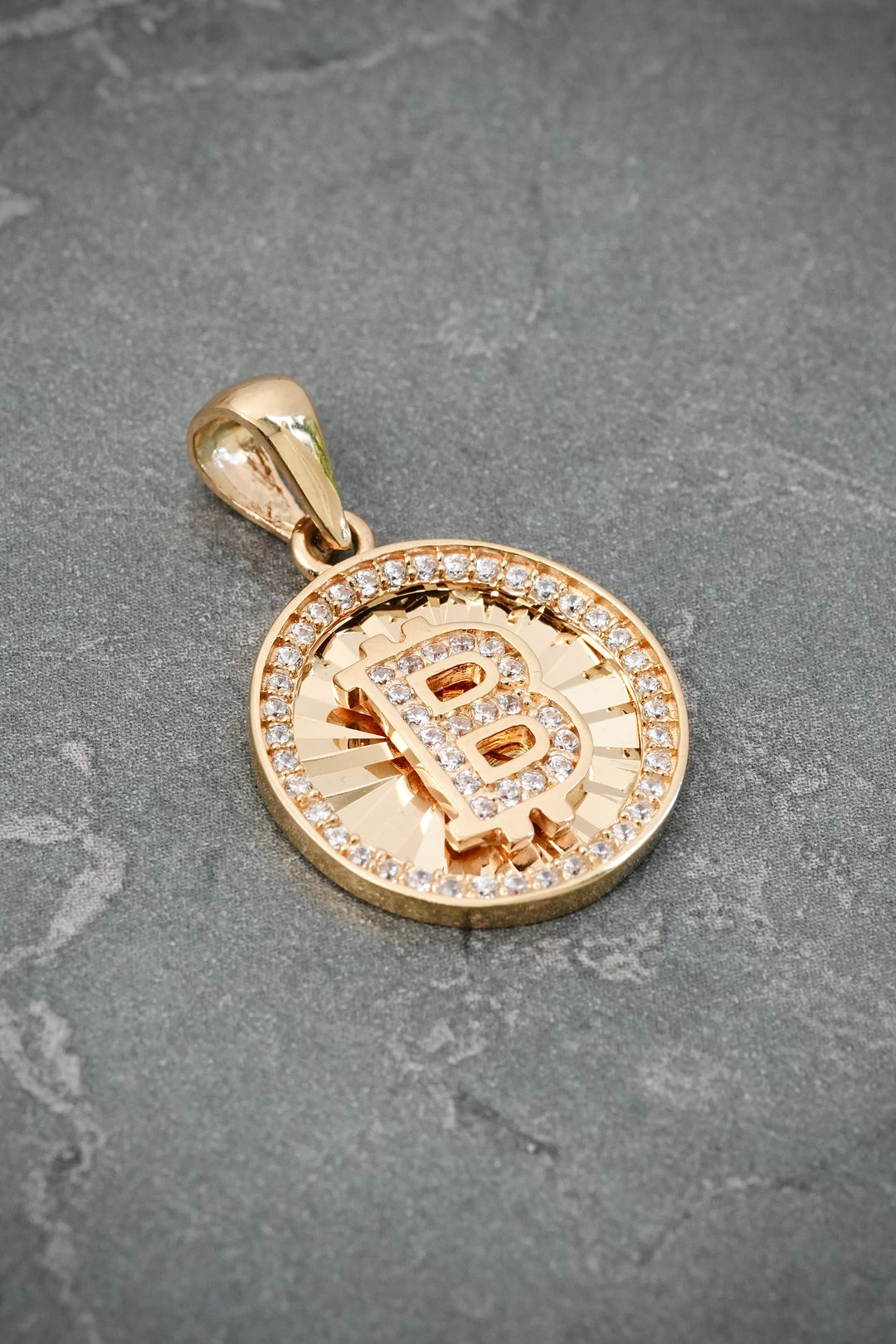 Dije Letra B Diamantado 3.05gr / 2.5cm / 16mm — Oro Amarillo