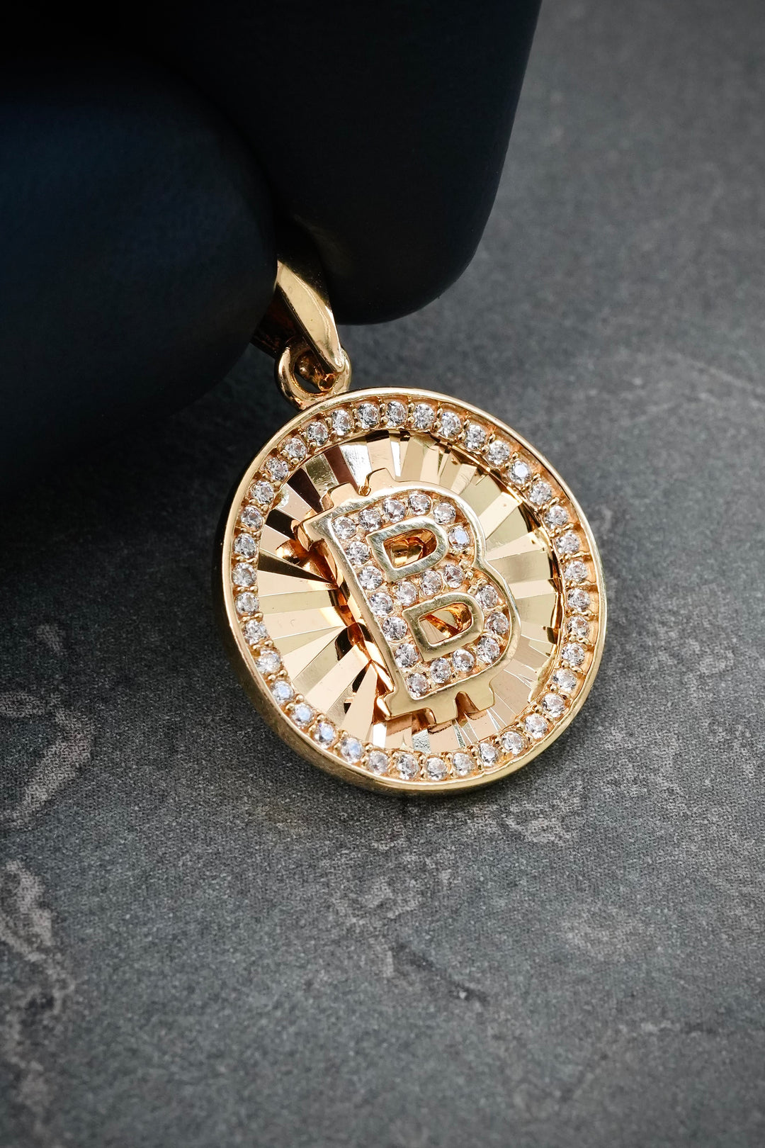 Dije Letra B Diamantado 3.05gr / 2.5cm / 16mm — Oro Amarillo