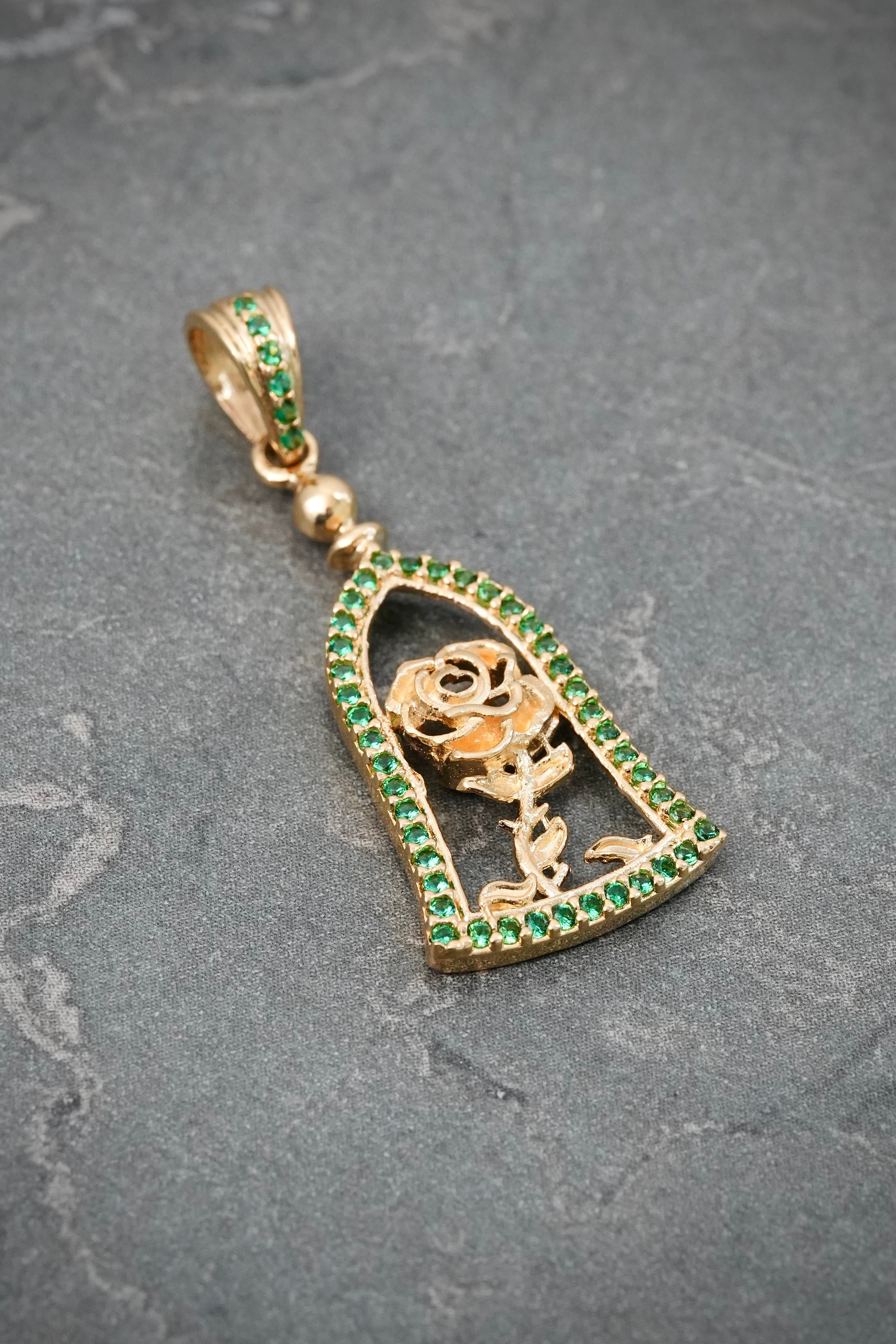 Dije Rosa con Swarovski Verde 2.3gr / 3.3cm / 13mm — Oro Amarillo