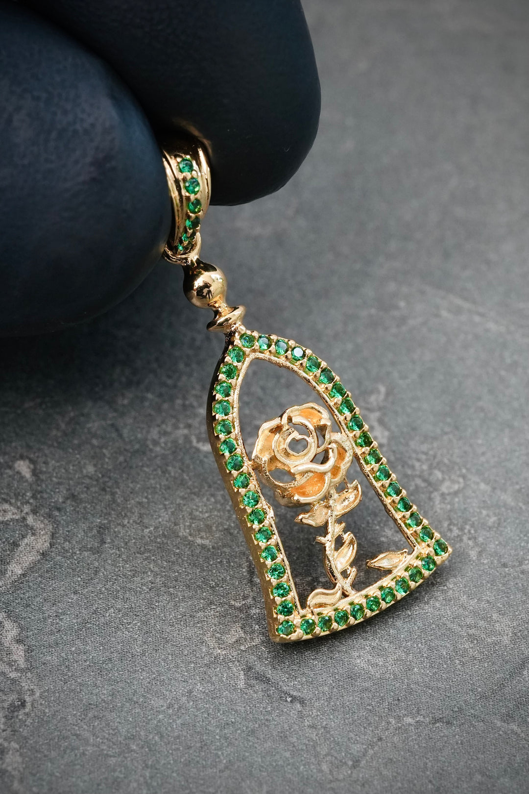 Dije Rosa con Swarovski Verde 2.3gr / 3.3cm / 13mm — Oro Amarillo