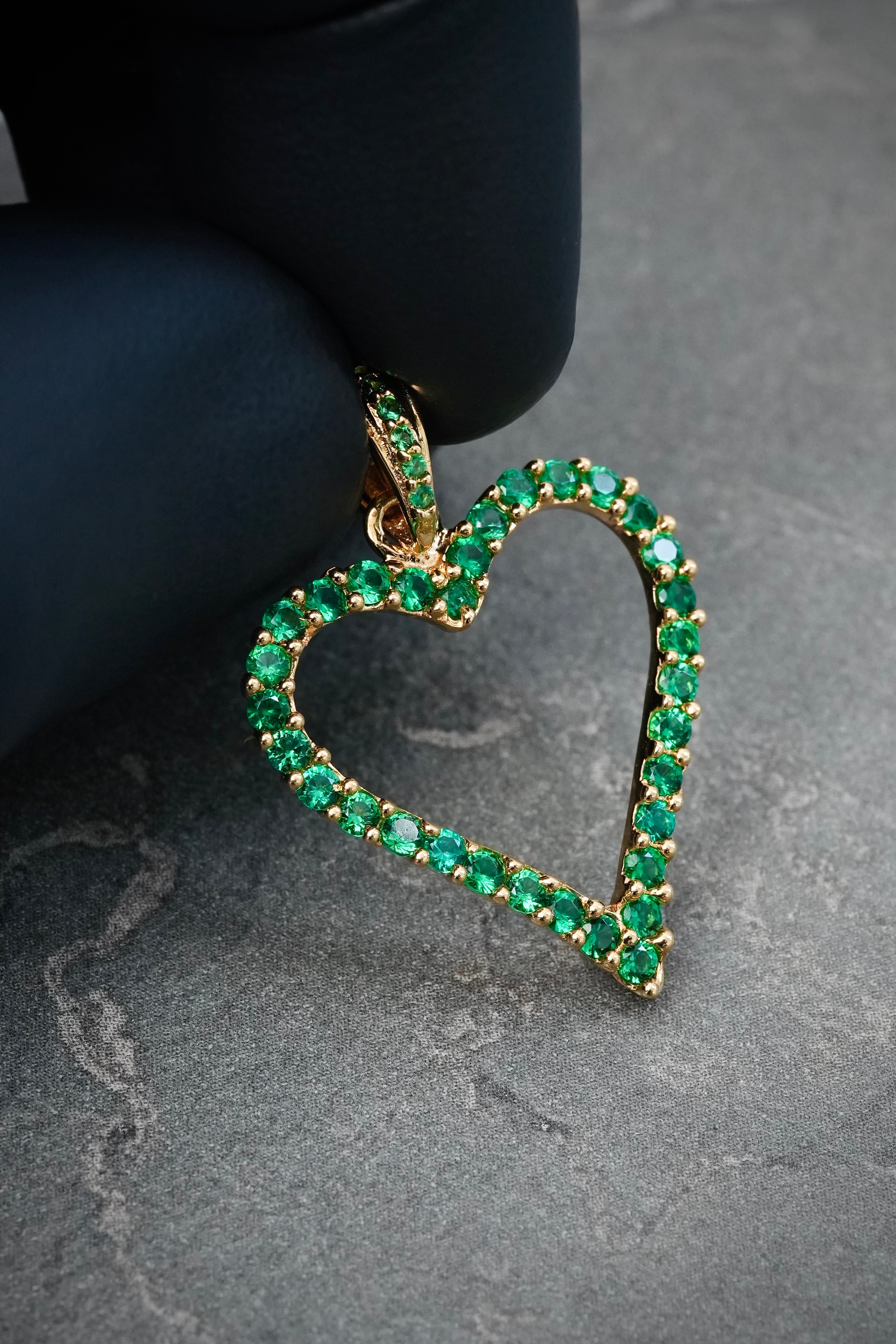 Dije Corazon con Swarovski Verde 1.95gr / 2.9cm / 19mm — Oro Amarillo
