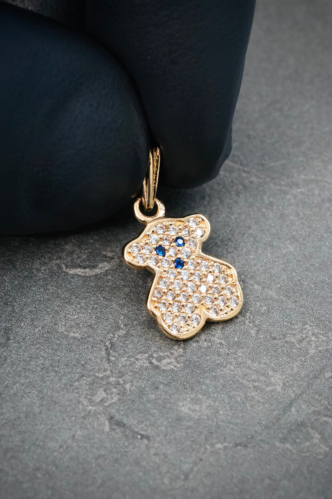 Dije Oso Th con Swarovski Blanco y Azul 1.35gr / 2cm / 9.9mm — Oro Amarillo