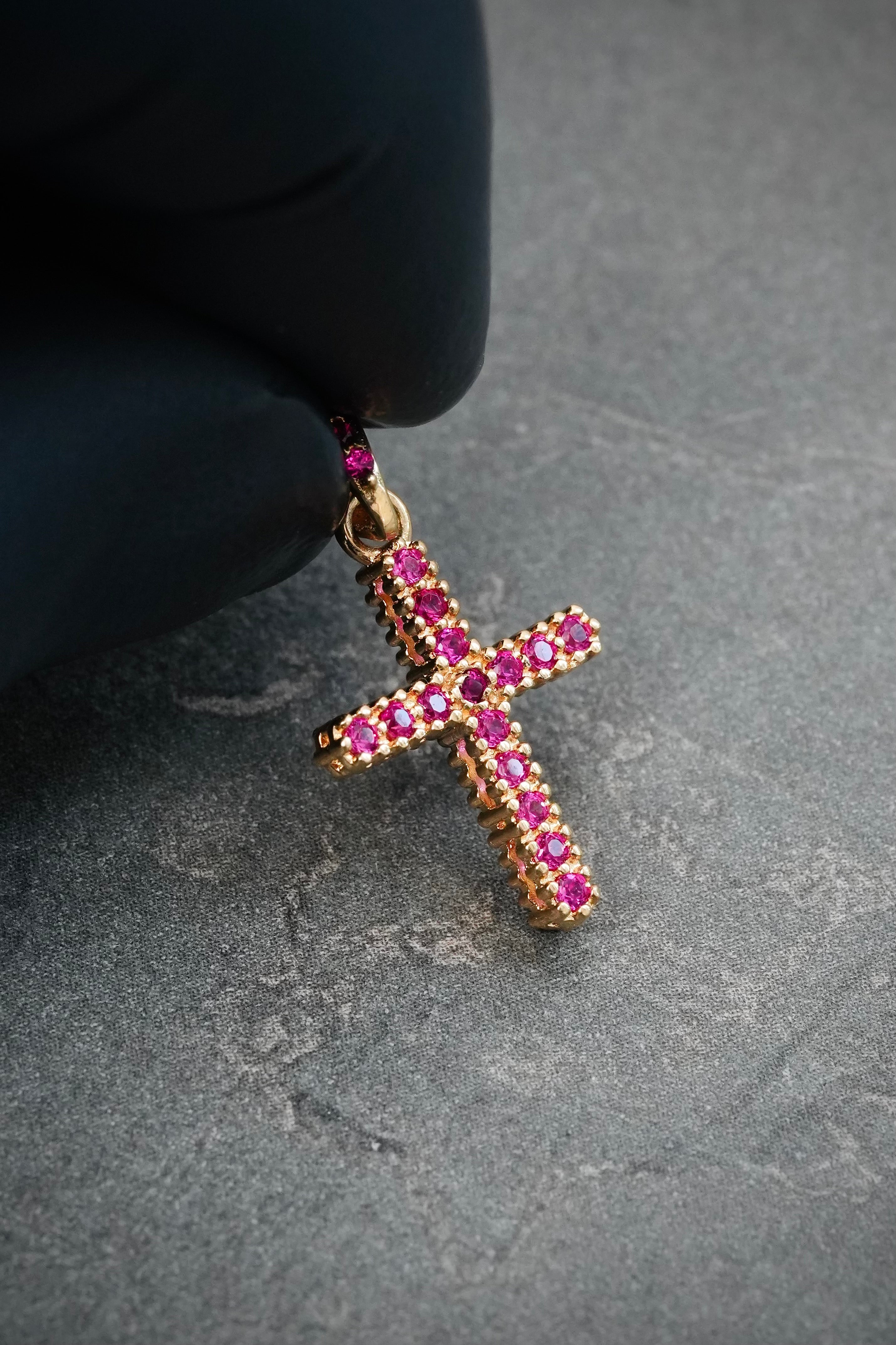 Dije Cruz con Swarovski Blanco y Fucsia 1.3gr / 2.2cm / 11mm — Oro Amarillo