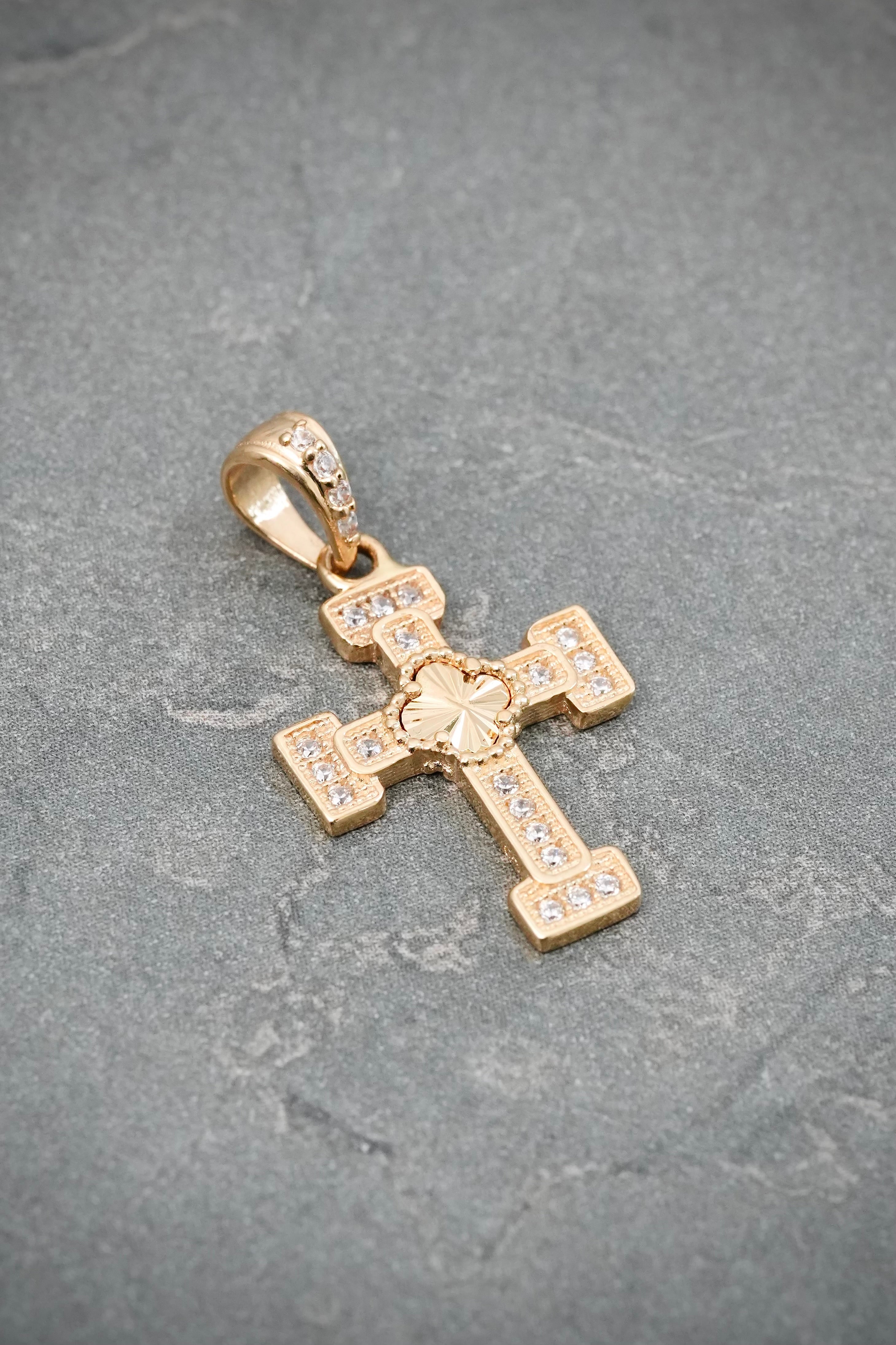 Dije Cruz Lucky Clover 1.6gr / 2.5cm / 13mm — Oro Amarillo