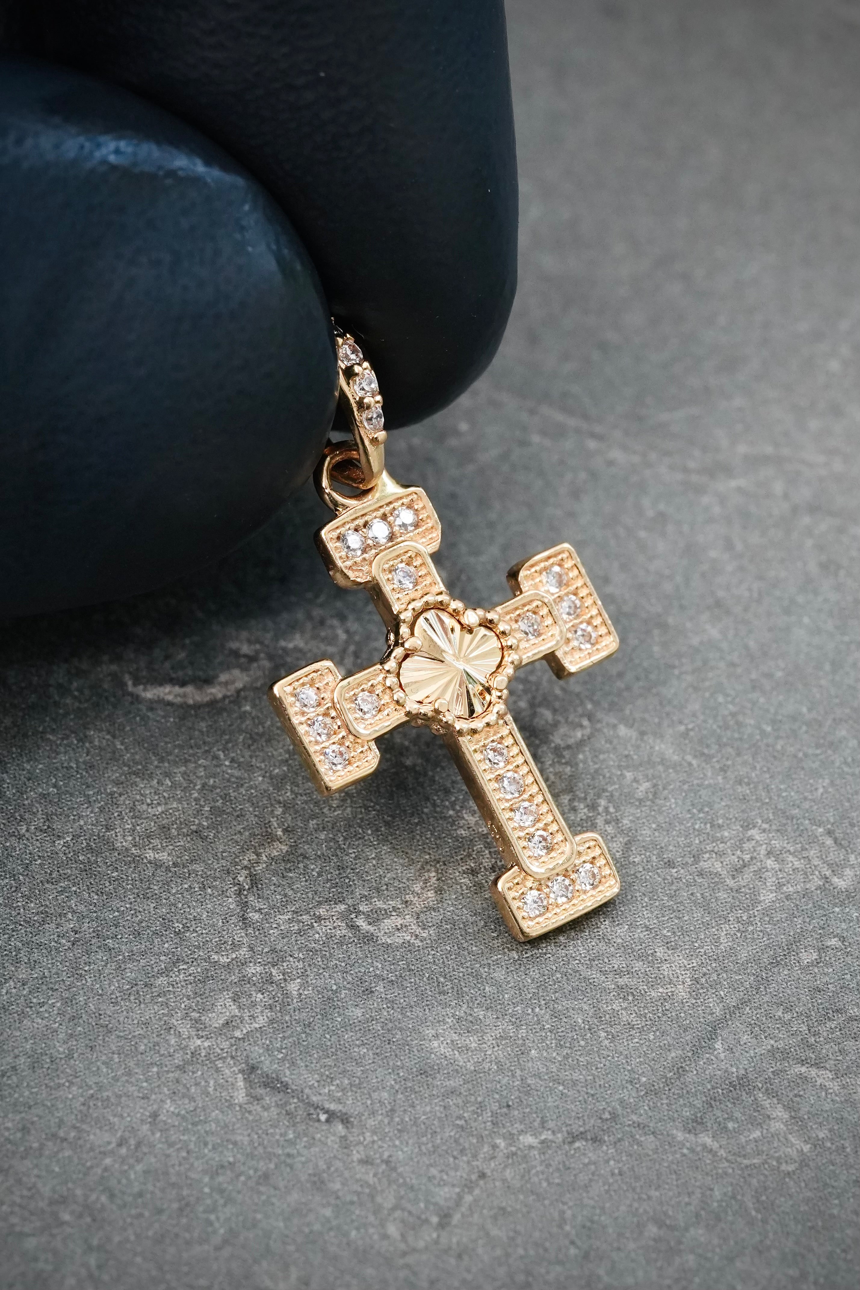 Dije Cruz Lucky Clover 1.6gr / 2.5cm / 13mm — Oro Amarillo