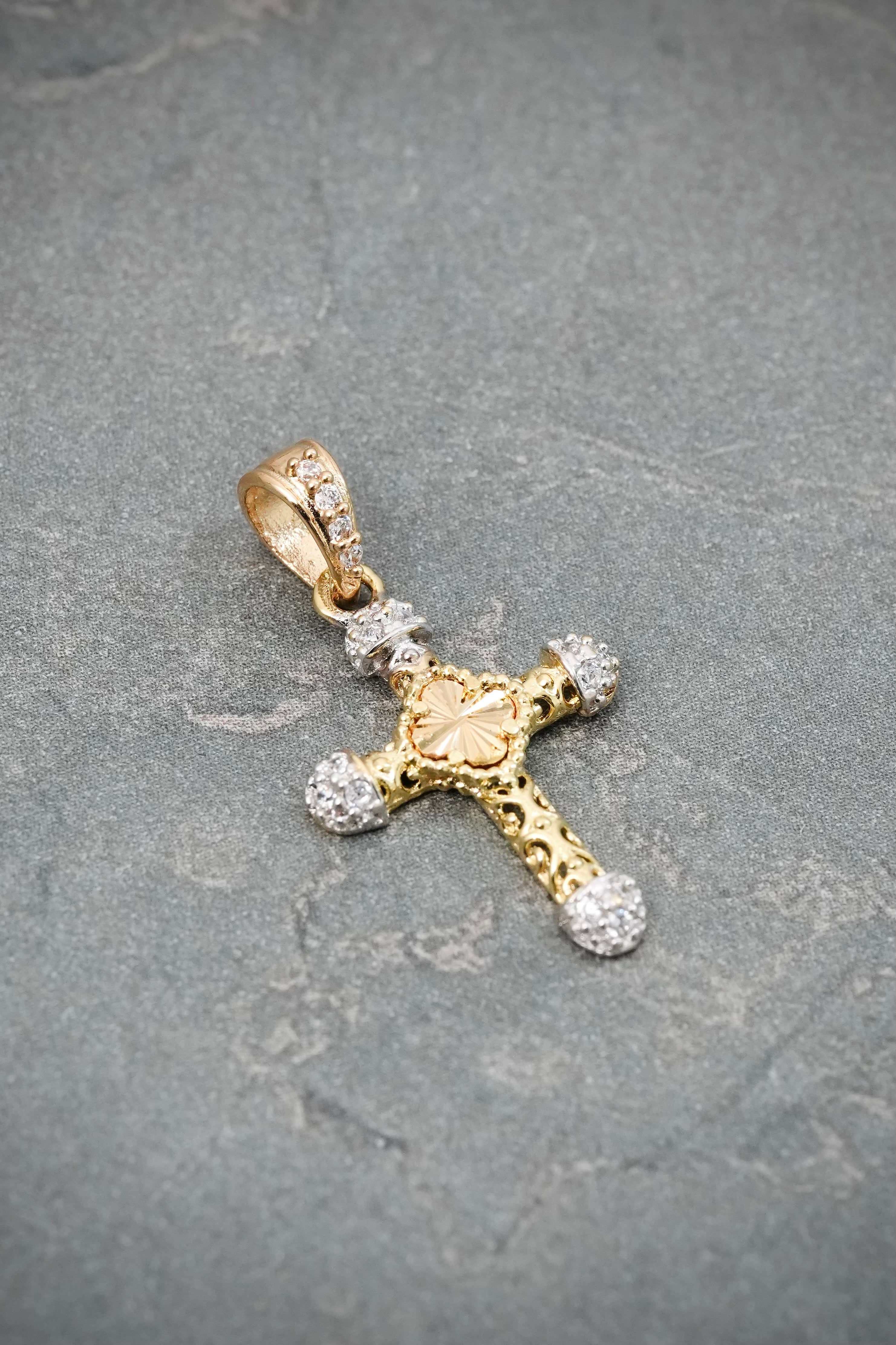 Dije Cruz Lucky Clover 1.2gr / 2.5cm / 13mm — Oro Amarillo