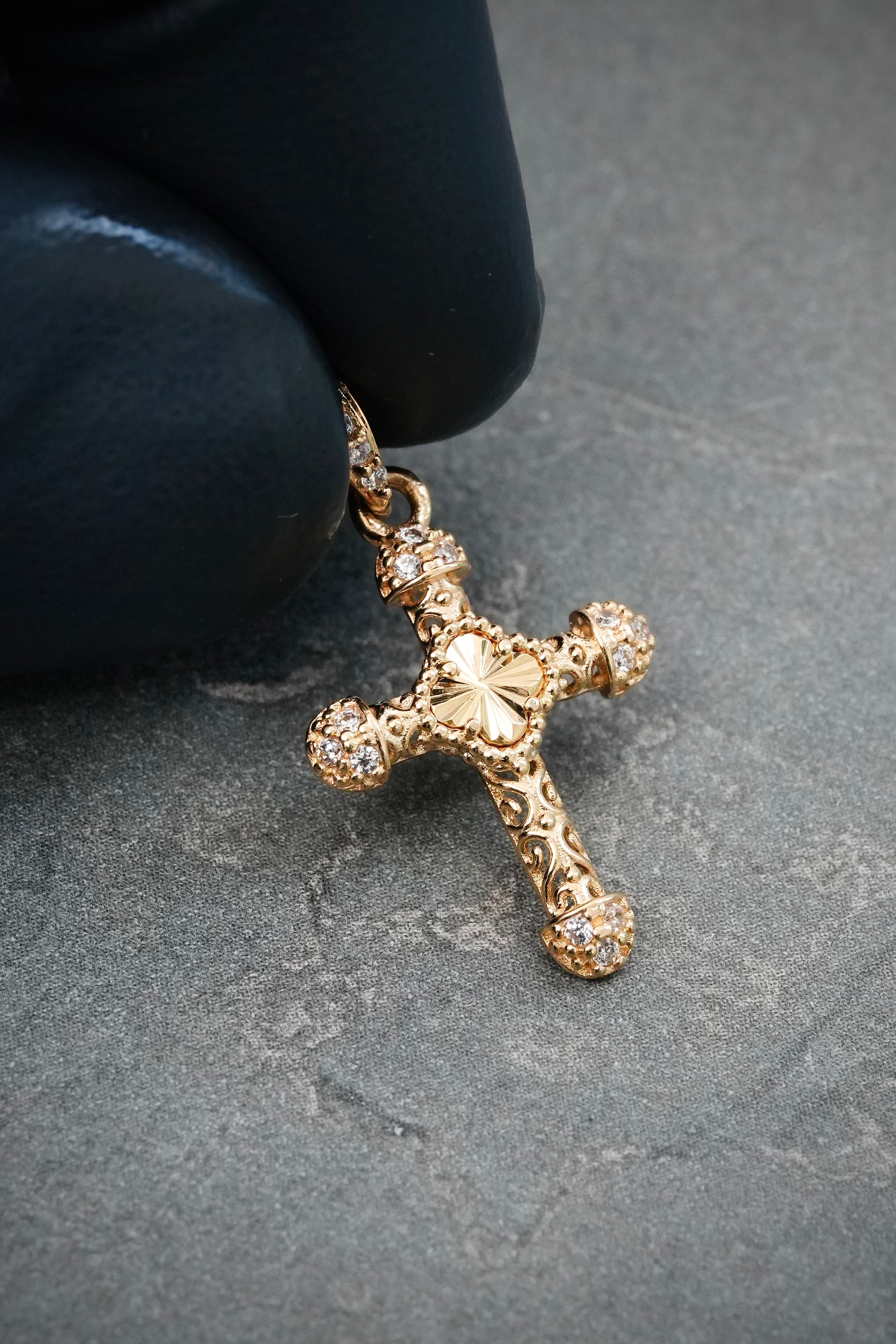 Dije Cruz Lucky Clover 1.25gr / 2.5cm / 13mm — Oro Amarillo