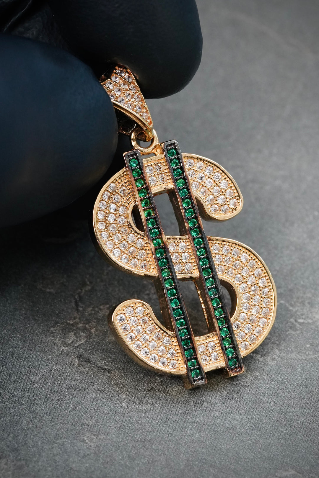 Dije Signo Peso con Swarovski Verde y Blanco 6.9gr / 3.8cm / 20mm — Oro Amarillo