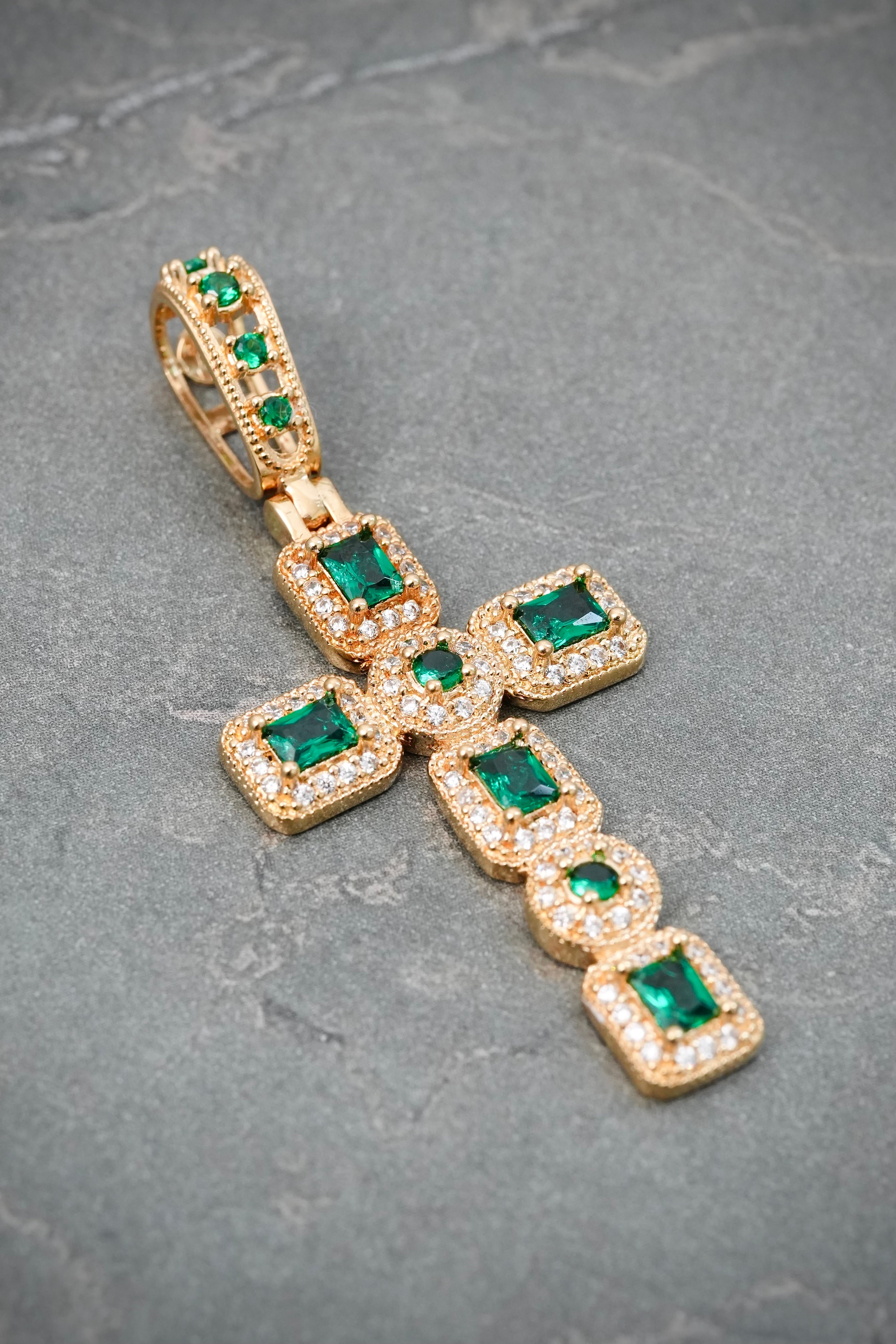 Dije Cruz con Swarovski Verde y Blanco 5.75gr / 5.3cm / 22.3mm — Oro Amarillo