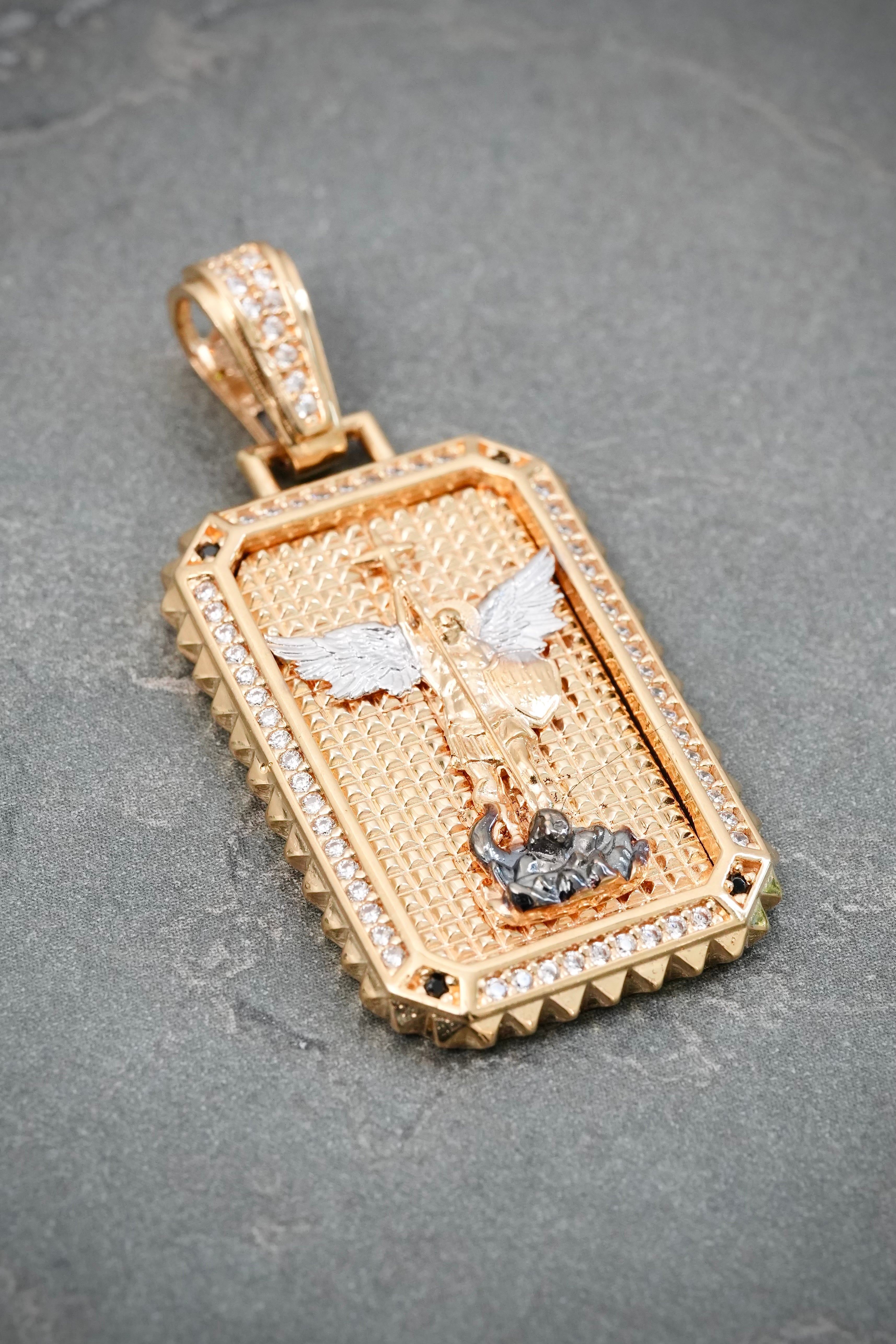 Dije Arcangel San Miguel con Swarovski Negro y Blanco 10.35gr / 4.2cm / 20mm — Oro Amarillo