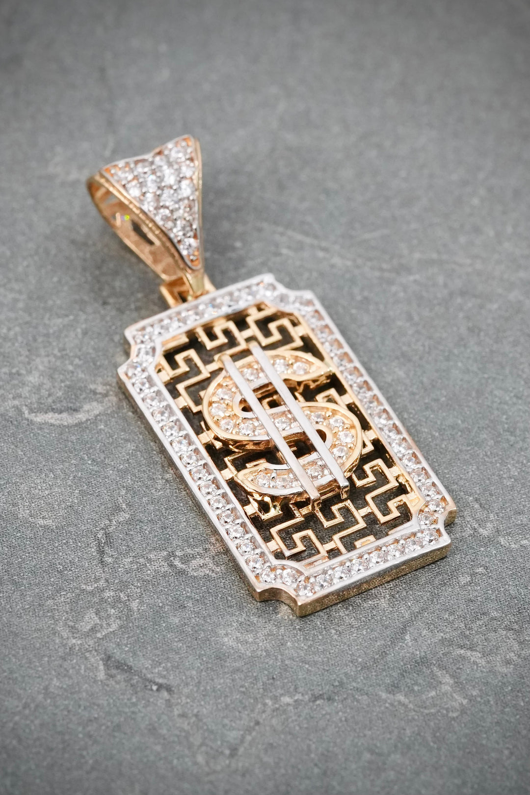 Dije Signo Peso con Swarovski Blanco 3.5gr / 3.2cm / 13.3mm — Oro Amarillo