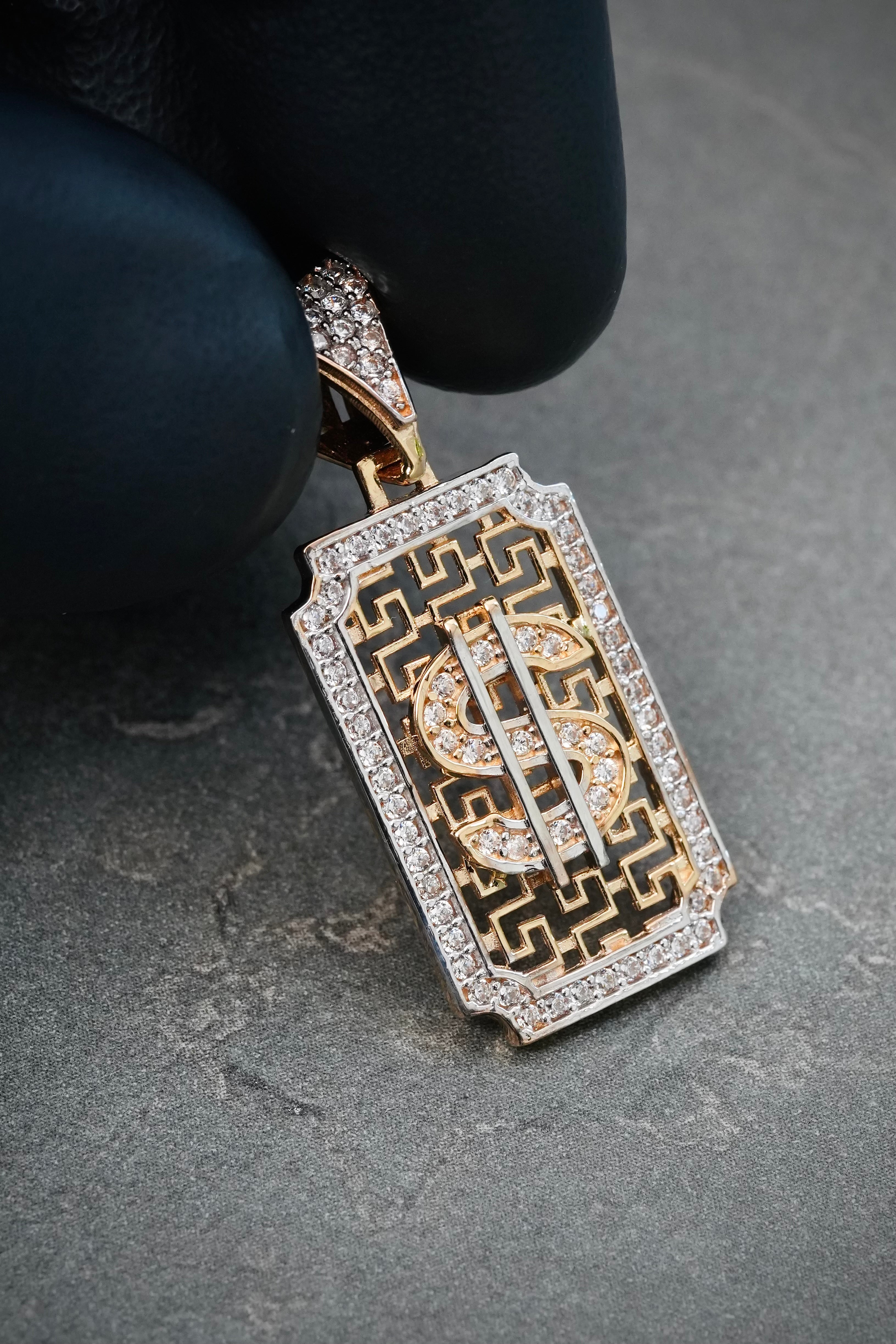 Dije Signo Peso con Swarovski Blanco 3.5gr / 3.2cm / 13.3mm — Oro Amarillo