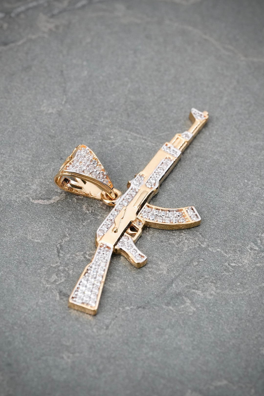 Dije Ak 47 con Swarovski Blanco 3.55gr / 2.3cm / 43.2mm — Oro Amarillo
