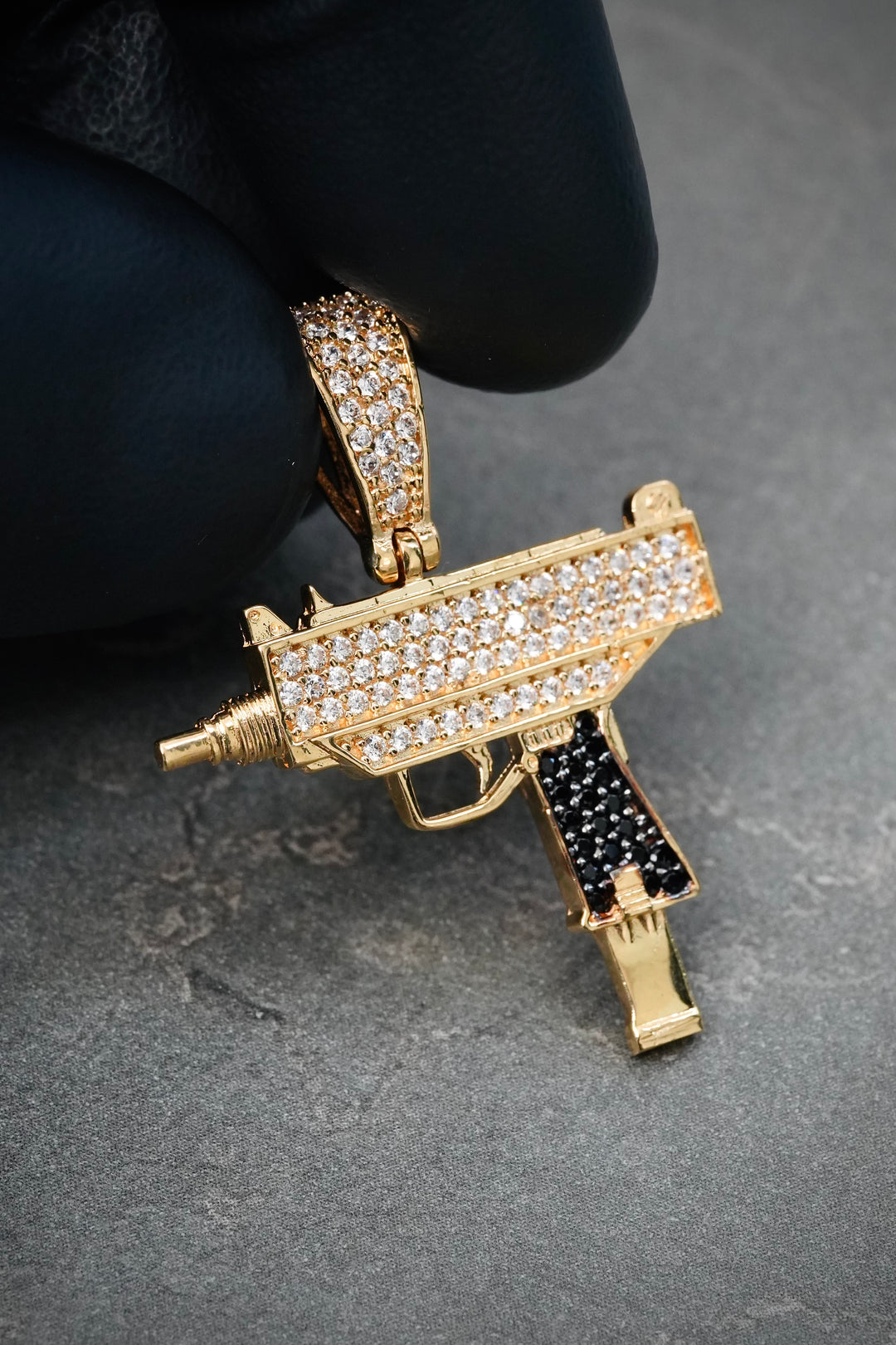 Dije Mini-Uzi con Swarovski Negro y Blanco 3.7gr / 3.3cm / 25.7mm — Oro Amarillo