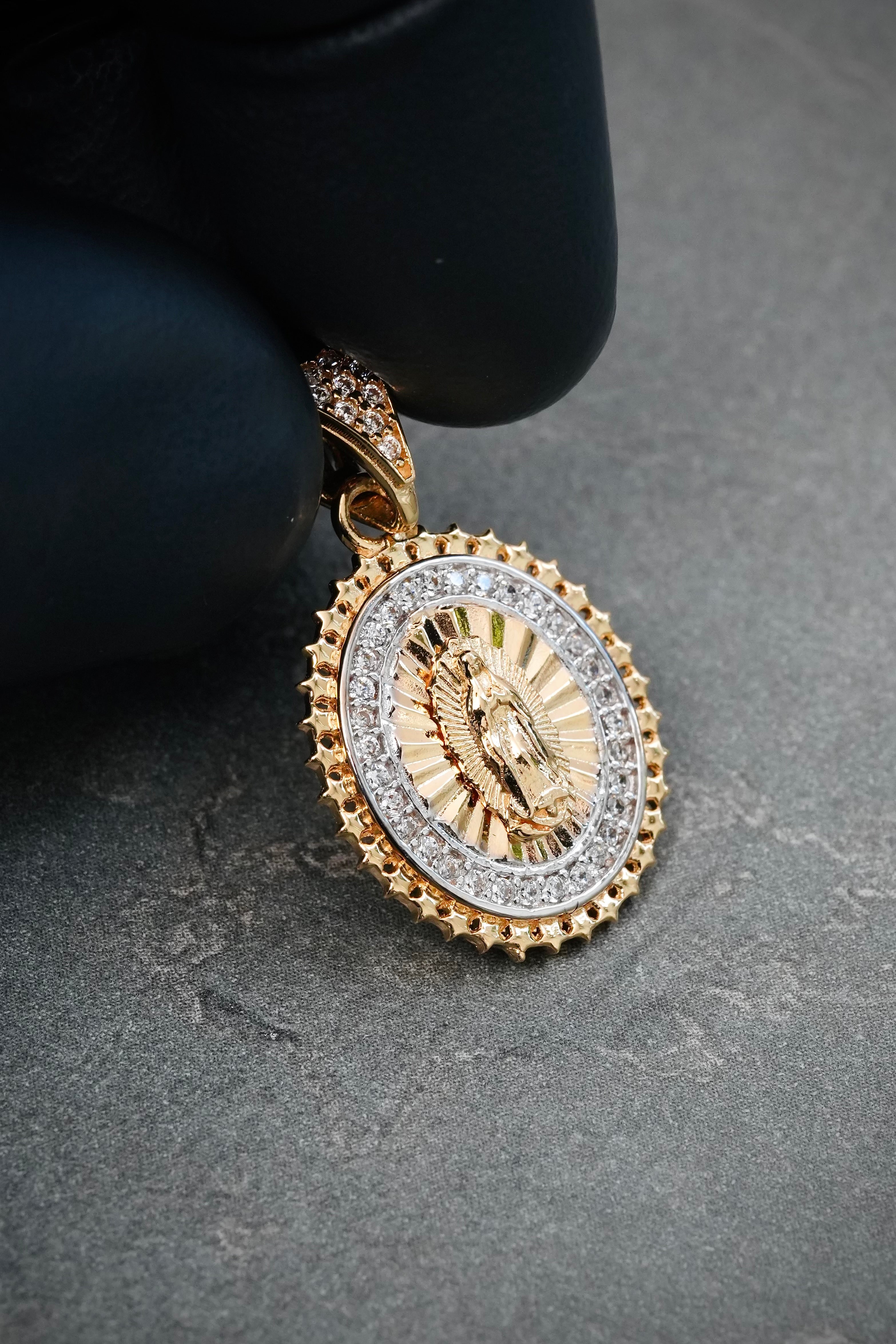 Dije Virgen de Guadalupe con Swarovski Blanco 3.3gr / 2.6cm / 15.7mm — Oro Amarillo