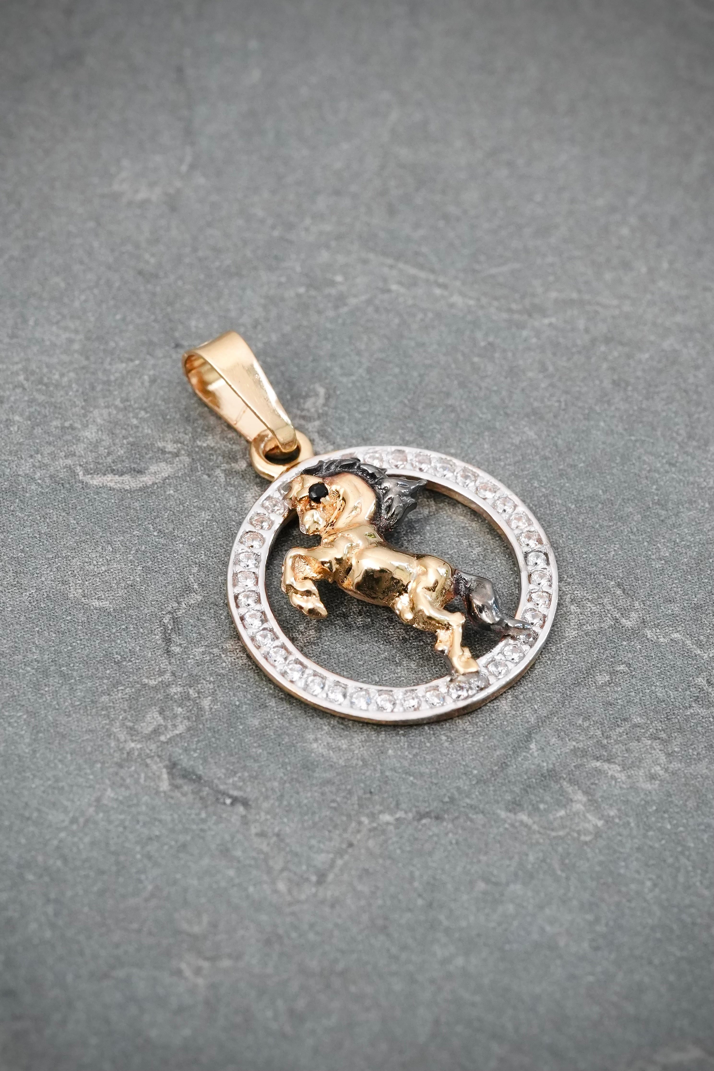 Dije Caballo con Swarovski Blanco 1.55gr / 2.4cm / 16.3mm — Oro Amarillo