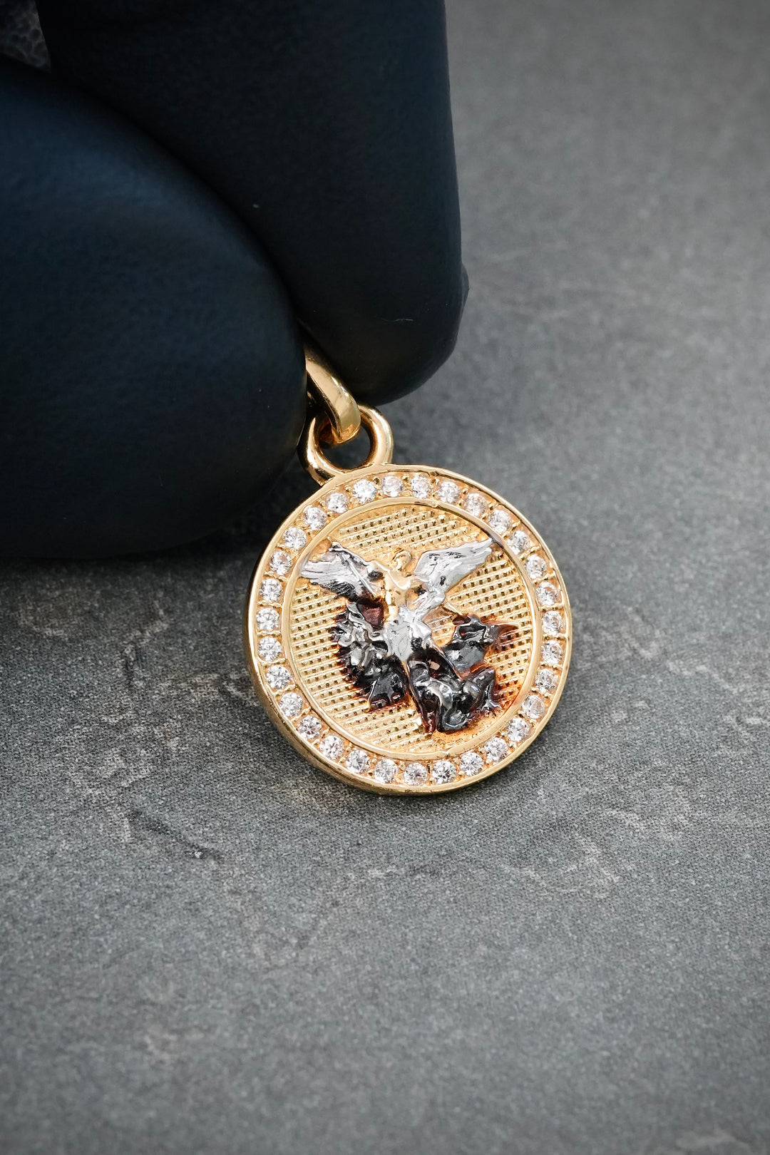 Dije Arcangel San Miguel con Swarovski Blanco 2.35gr / 2.3cm / 14.1mm — Oro Amarillo