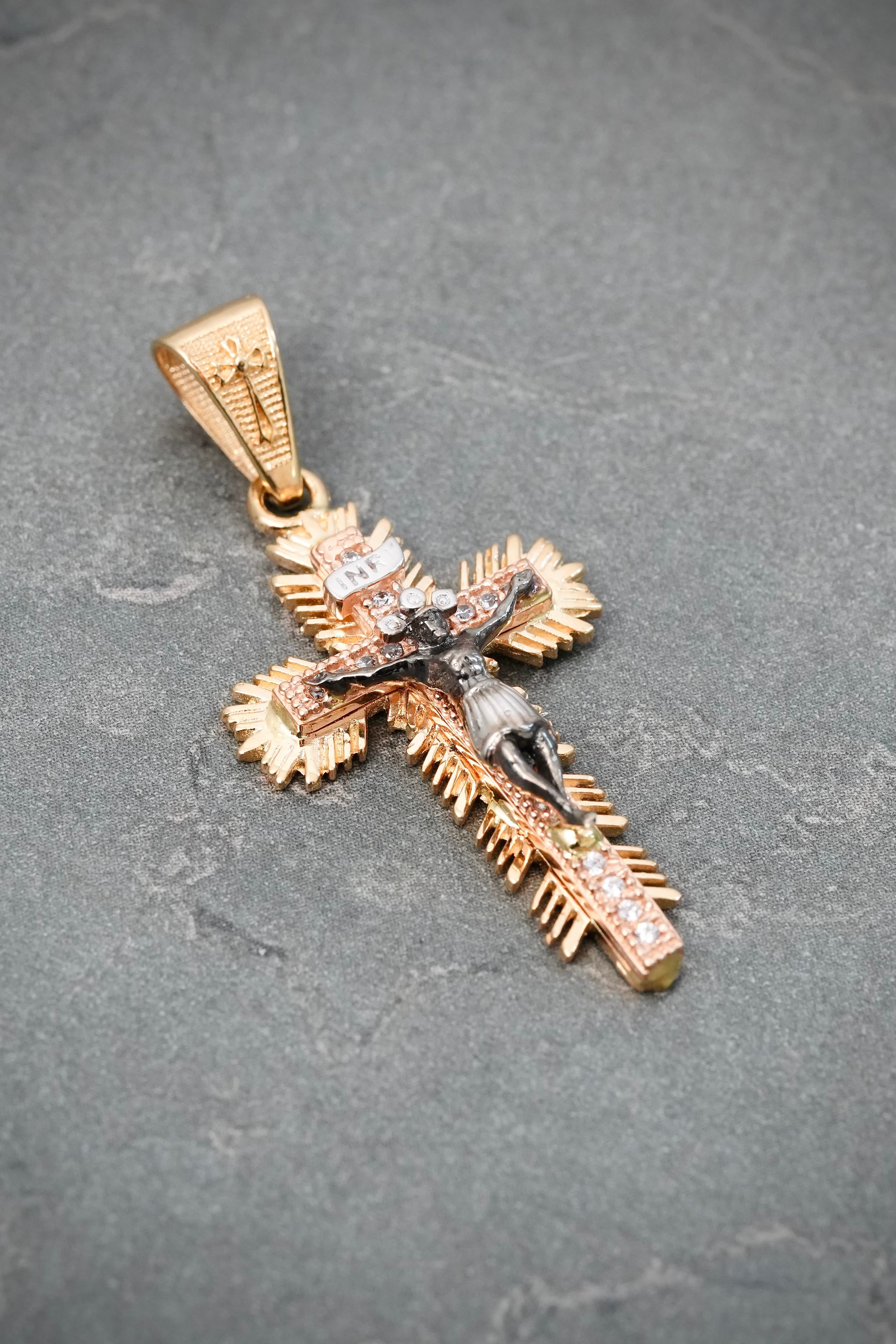 Dije Cruz con Cristo 4.1gr / 3.9cm / 18.3mm — Dos Oros