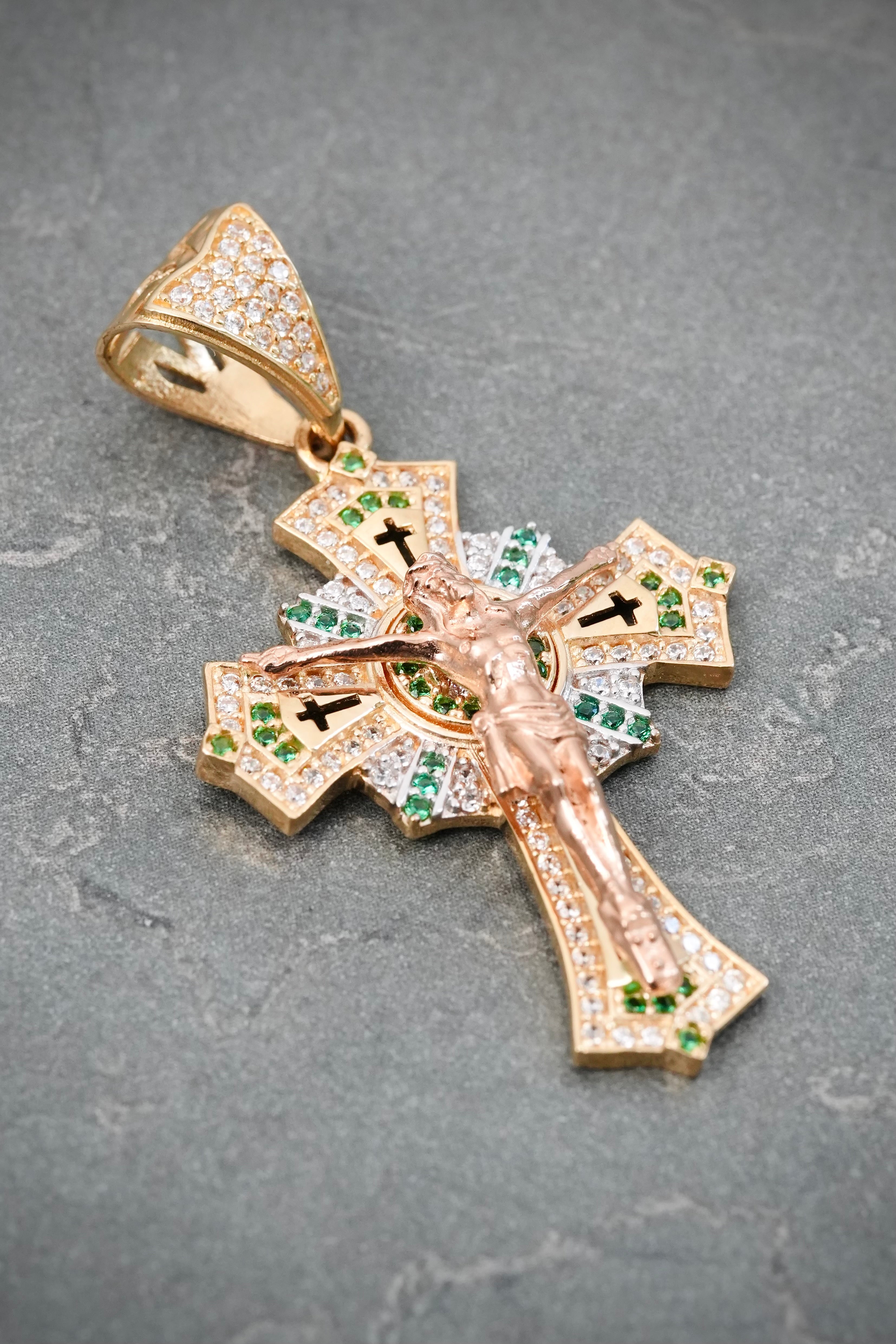 Dije Cruz con Cristo y Swarovski 6.9gr / 4.5cm / 25.6mm — Dos Oros
