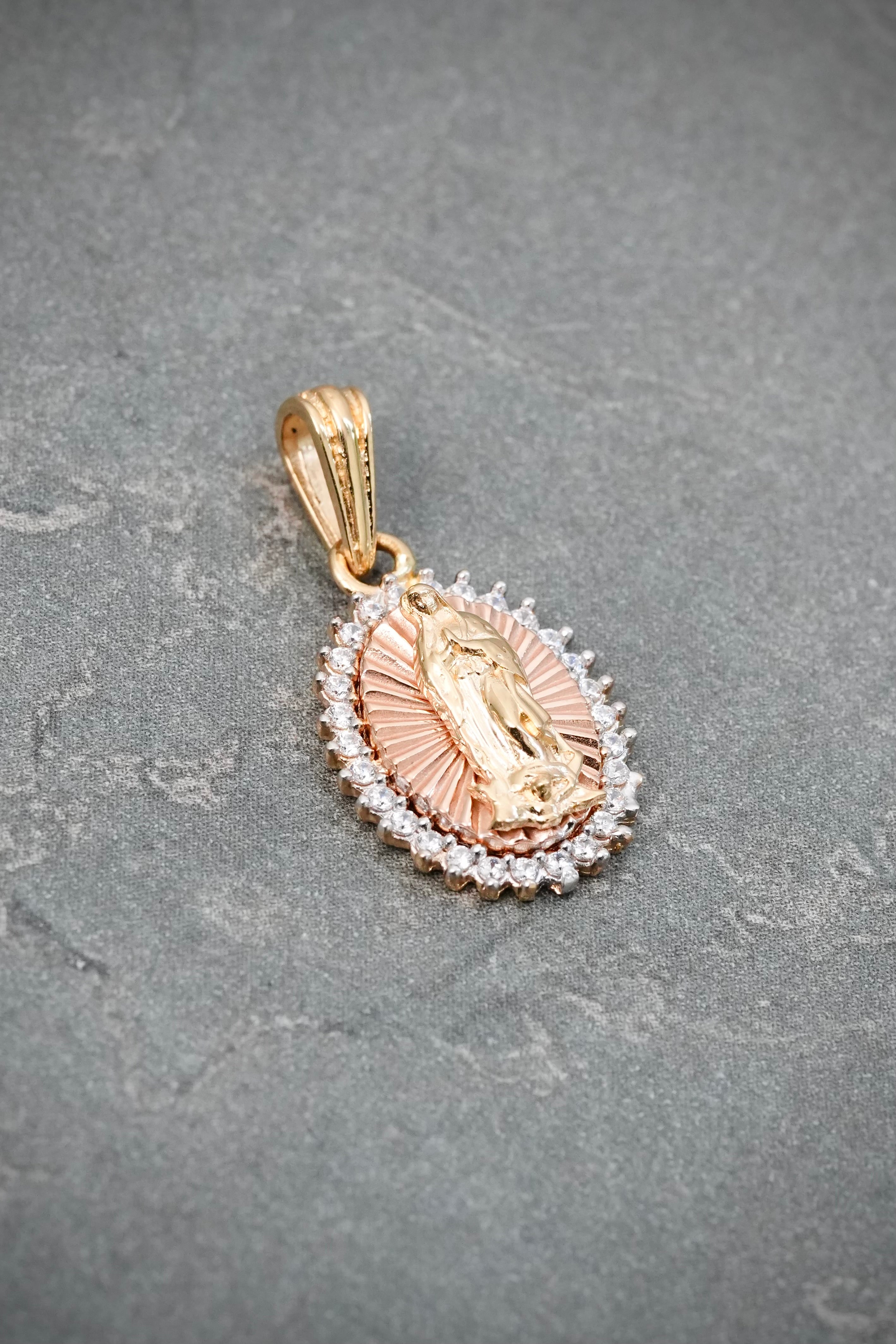 Dije Virgen de Guadalupe con Swarovski Blanco 1.9gr / 2.2cm / 11.6mm — Dos Oros