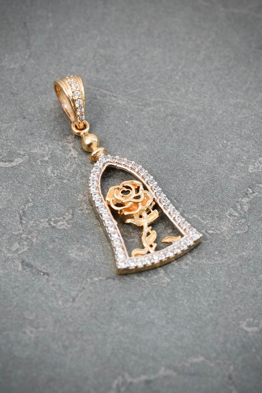 Dije Rosa con Swarovski Blanco 2.4gr / 3.3cm / 13mm — Oro Amarillo