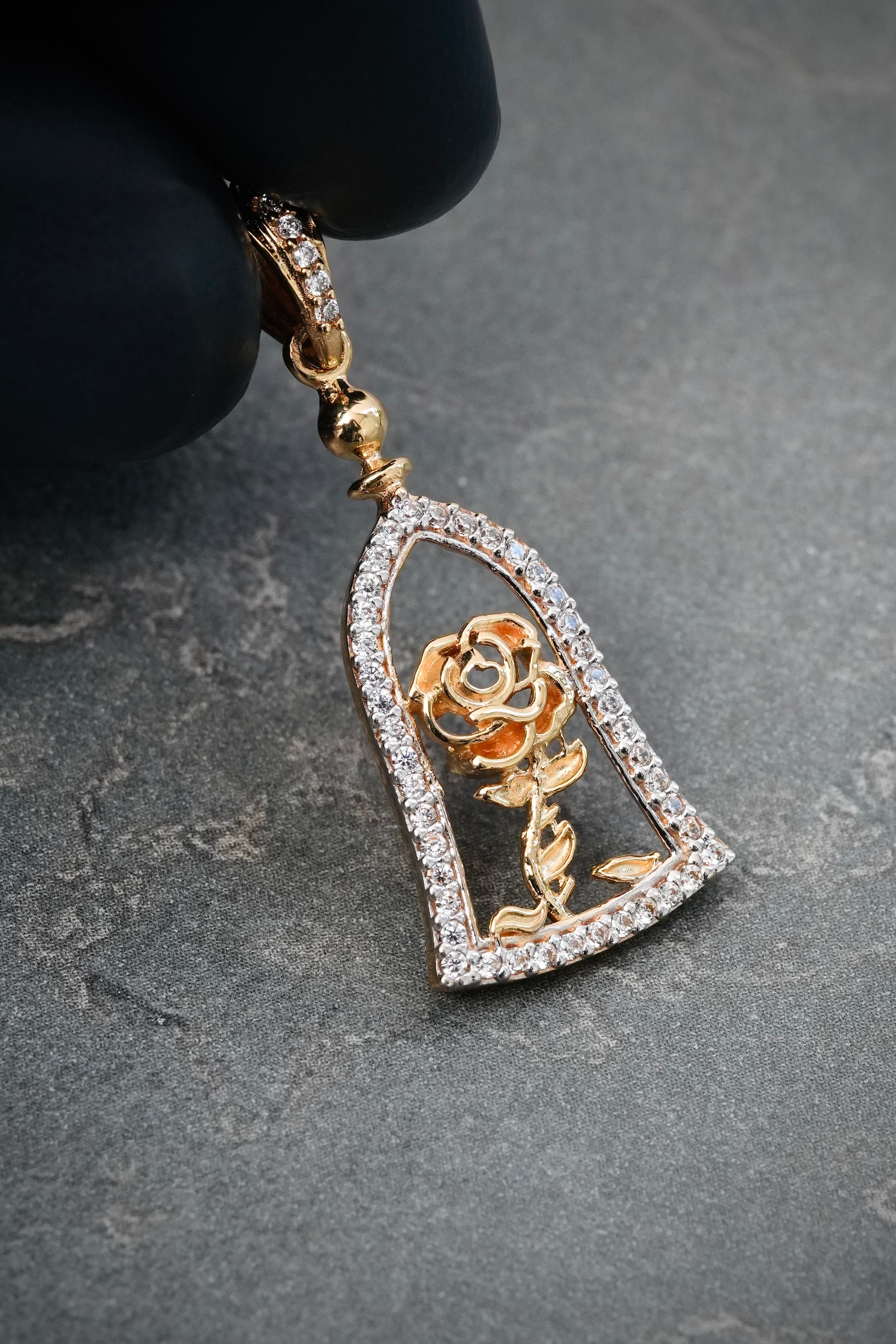 Dije Rosa con Swarovski Blanco 2.4gr / 3.3cm / 13mm — Oro Amarillo